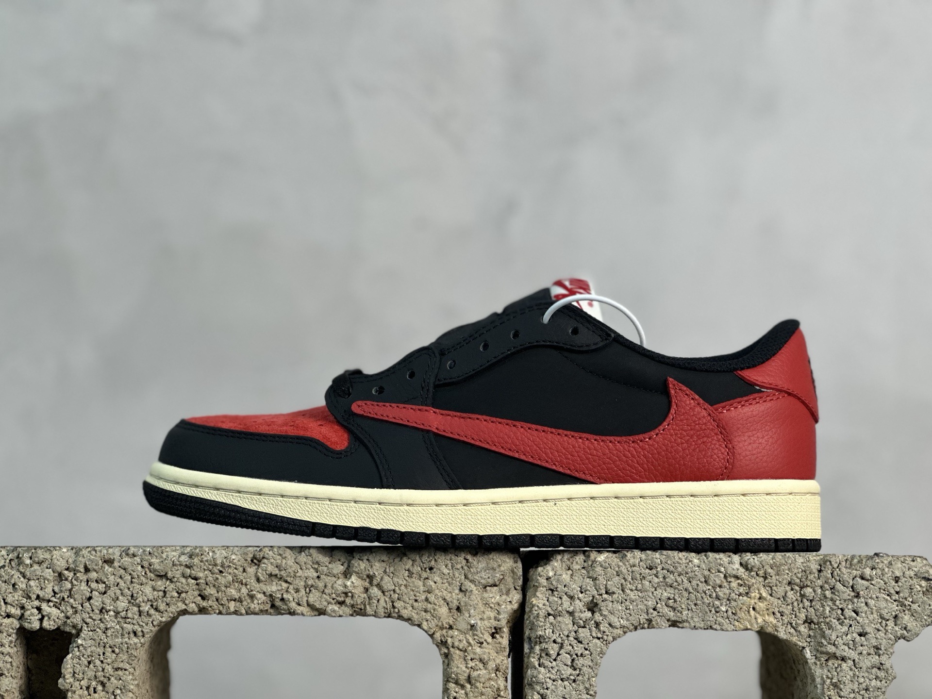 💰230 放店私
F版Fragment x TS x Air Jordan 1 Low 三方联名低帮倒勾板鞋
唯一可媲美原版 同价位区间无对手
全新的三方联名低帮倒钩鞋面延续了黑脚趾设计 点缀上Travis Scott 标志性的Logo
完善极具Fragment Design的设计风格
左右脚分别以Travis Scott鬼脸和乔丹飞翼加以修饰彰显出三方联名的奢华格调
官方货号：DM7866-061
尺码：36-47.5