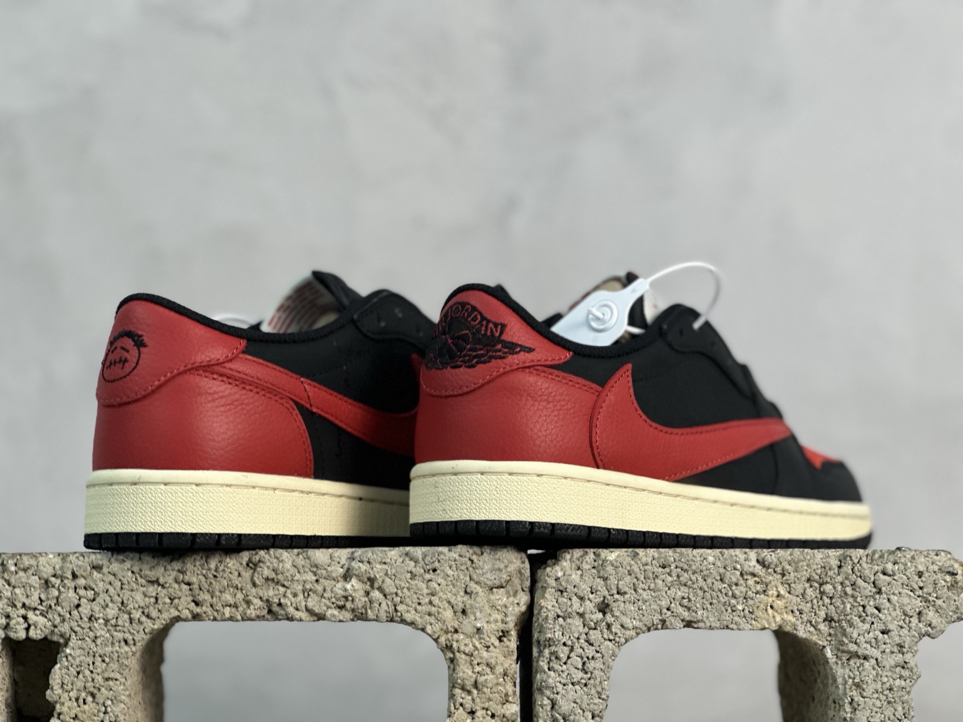 💰230 放店私
F版Fragment x TS x Air Jordan 1 Low 三方联名低帮倒勾板鞋
唯一可媲美原版 同价位区间无对手
全新的三方联名低帮倒钩鞋面延续了黑脚趾设计 点缀上Travis Scott 标志性的Logo
完善极具Fragment Design的设计风格
左右脚分别以Travis Scott鬼脸和乔丹飞翼加以修饰彰显出三方联名的奢华格调
官方货号：DM7866-061
尺码：36-47.5