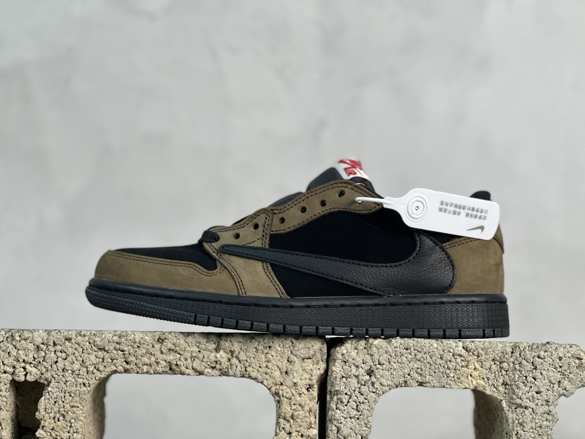 💰230 放店私
F版Fragment x TS x Air Jordan 1 Low 三方联名低帮倒勾板鞋
唯一可媲美原版 同价位区间无对手
全新的三方联名低帮倒钩鞋面延续了黑脚趾设计 点缀上Travis Scott 标志性的Logo
完善极具Fragment Design的设计风格
左右脚分别以Travis Scott鬼脸和乔丹飞翼加以修饰彰显出三方联名的奢华格调
官方货号：DM7866-202
尺码：36-47.5