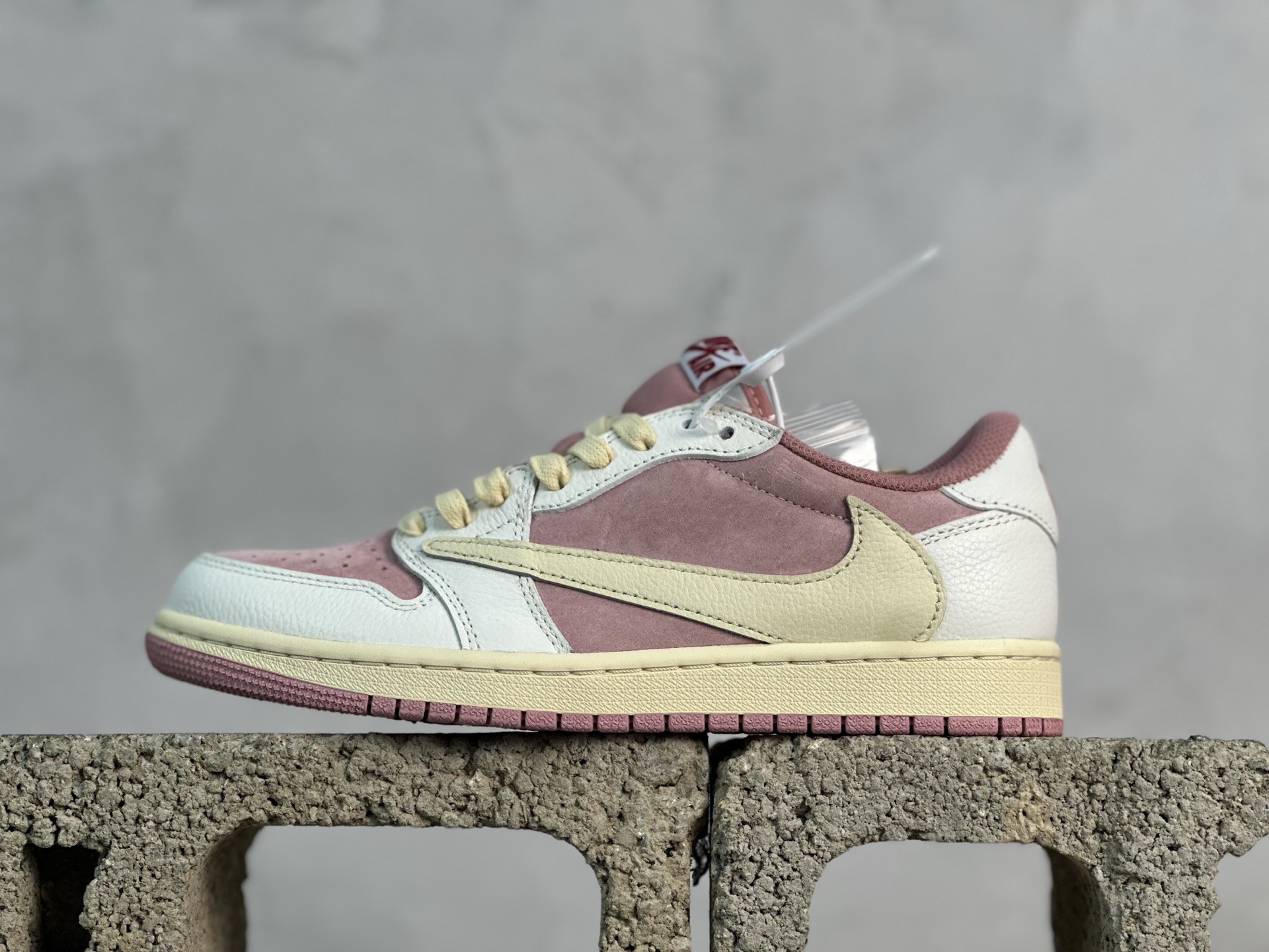 💰230 放店私
F版Fragment x TS x Air Jordan 1 Low 三方联名低帮倒勾板鞋
唯一可媲美原版 同价位区间无对手
全新的三方联名低帮倒钩鞋面延续了黑脚趾设计 点缀上Travis Scott 标志性的Logo
完善极具Fragment Design的设计风格
左右脚分别以Travis Scott鬼脸和乔丹飞翼加以修饰彰显出三方联名的奢华格调
官方货号：DM7866-600
尺码：36-47.5