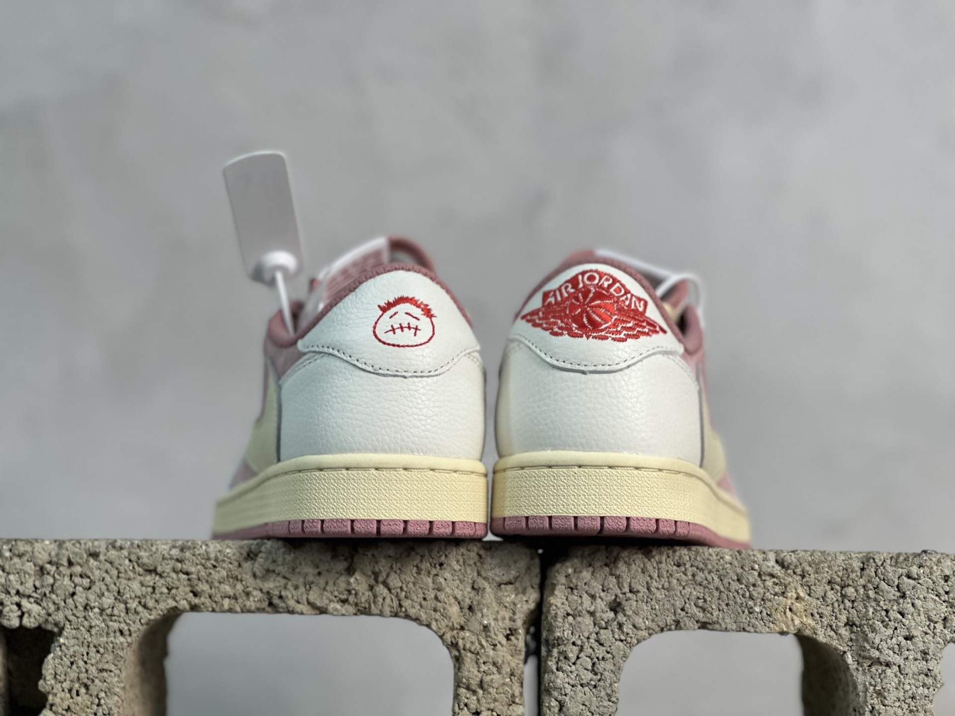 💰230 放店私
F版Fragment x TS x Air Jordan 1 Low 三方联名低帮倒勾板鞋
唯一可媲美原版 同价位区间无对手
全新的三方联名低帮倒钩鞋面延续了黑脚趾设计 点缀上Travis Scott 标志性的Logo
完善极具Fragment Design的设计风格
左右脚分别以Travis Scott鬼脸和乔丹飞翼加以修饰彰显出三方联名的奢华格调
官方货号：DM7866-600
尺码：36-47.5