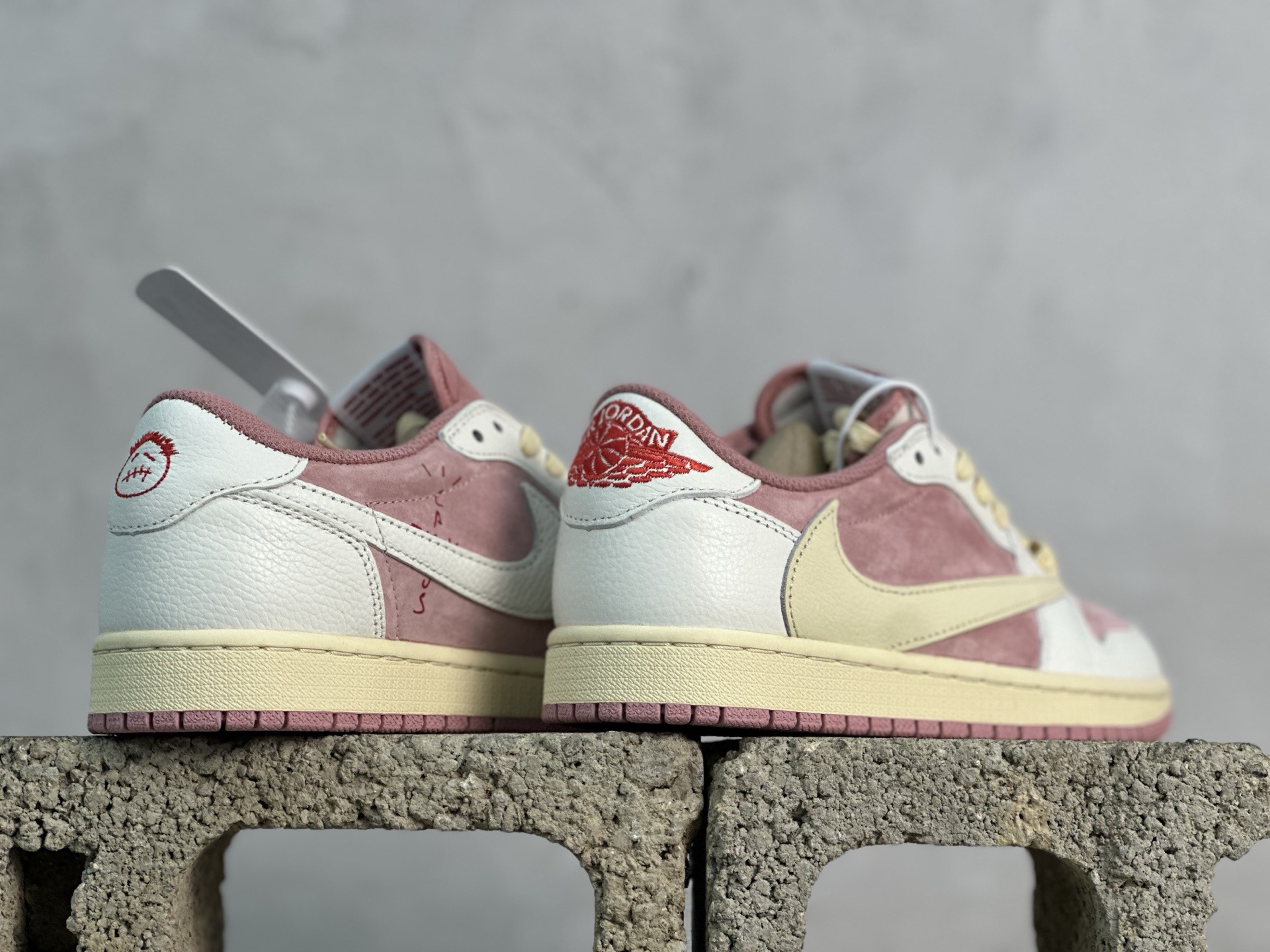 💰230 放店私
F版Fragment x TS x Air Jordan 1 Low 三方联名低帮倒勾板鞋
唯一可媲美原版 同价位区间无对手
全新的三方联名低帮倒钩鞋面延续了黑脚趾设计 点缀上Travis Scott 标志性的Logo
完善极具Fragment Design的设计风格
左右脚分别以Travis Scott鬼脸和乔丹飞翼加以修饰彰显出三方联名的奢华格调
官方货号：DM7866-600
尺码：36-47.5