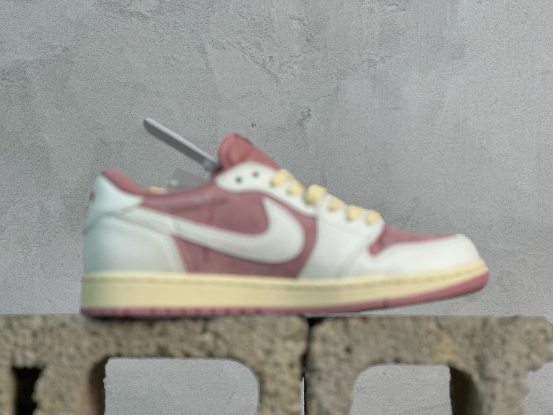 💰230 放店私
F版Fragment x TS x Air Jordan 1 Low 三方联名低帮倒勾板鞋
唯一可媲美原版 同价位区间无对手
全新的三方联名低帮倒钩鞋面延续了黑脚趾设计 点缀上Travis Scott 标志性的Logo
完善极具Fragment Design的设计风格
左右脚分别以Travis Scott鬼脸和乔丹飞翼加以修饰彰显出三方联名的奢华格调
官方货号：DM7866-600
尺码：36-47.5