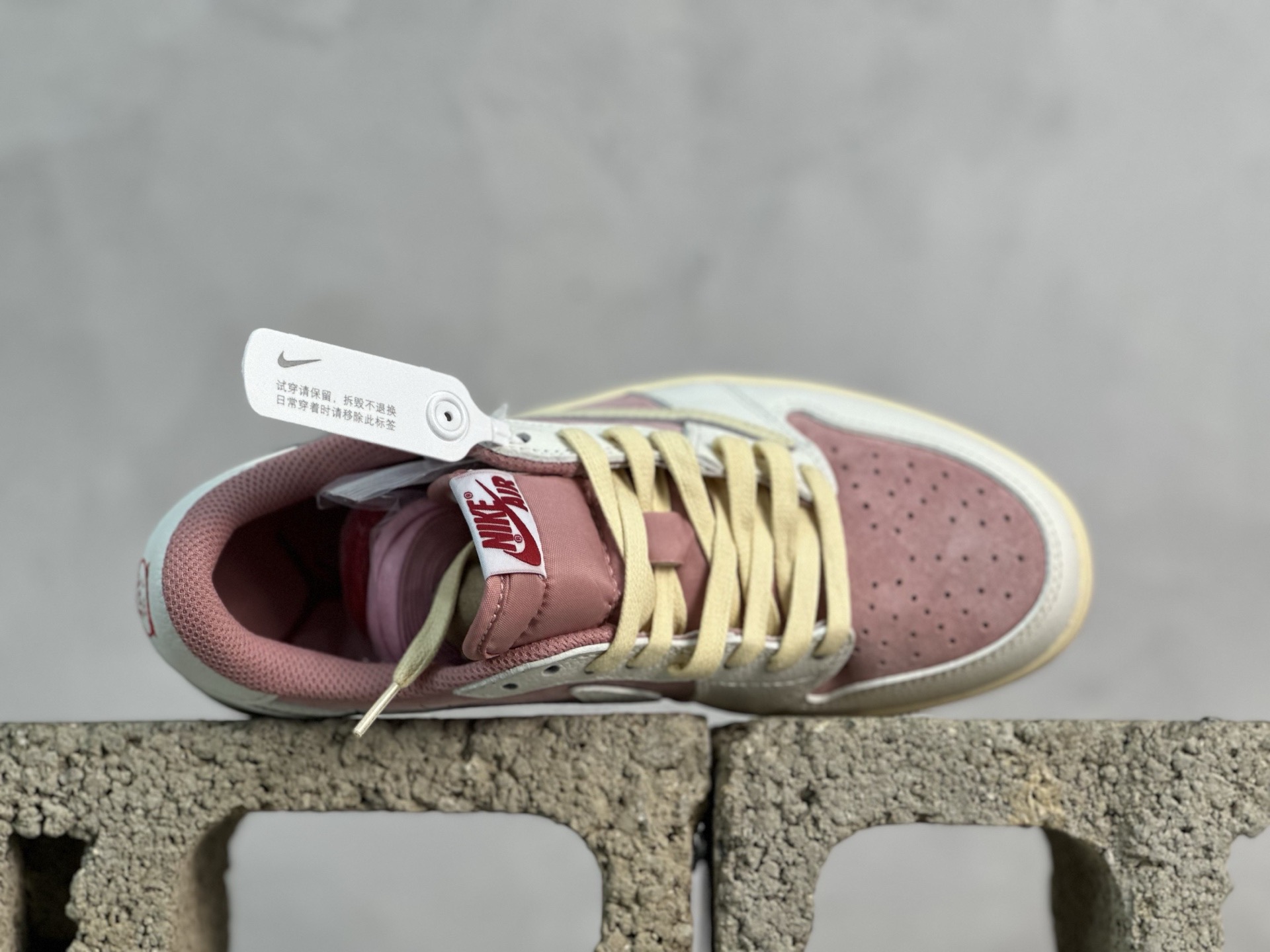 💰230 放店私
F版Fragment x TS x Air Jordan 1 Low 三方联名低帮倒勾板鞋
唯一可媲美原版 同价位区间无对手
全新的三方联名低帮倒钩鞋面延续了黑脚趾设计 点缀上Travis Scott 标志性的Logo
完善极具Fragment Design的设计风格
左右脚分别以Travis Scott鬼脸和乔丹飞翼加以修饰彰显出三方联名的奢华格调
官方货号：DM7866-600
尺码：36-47.5