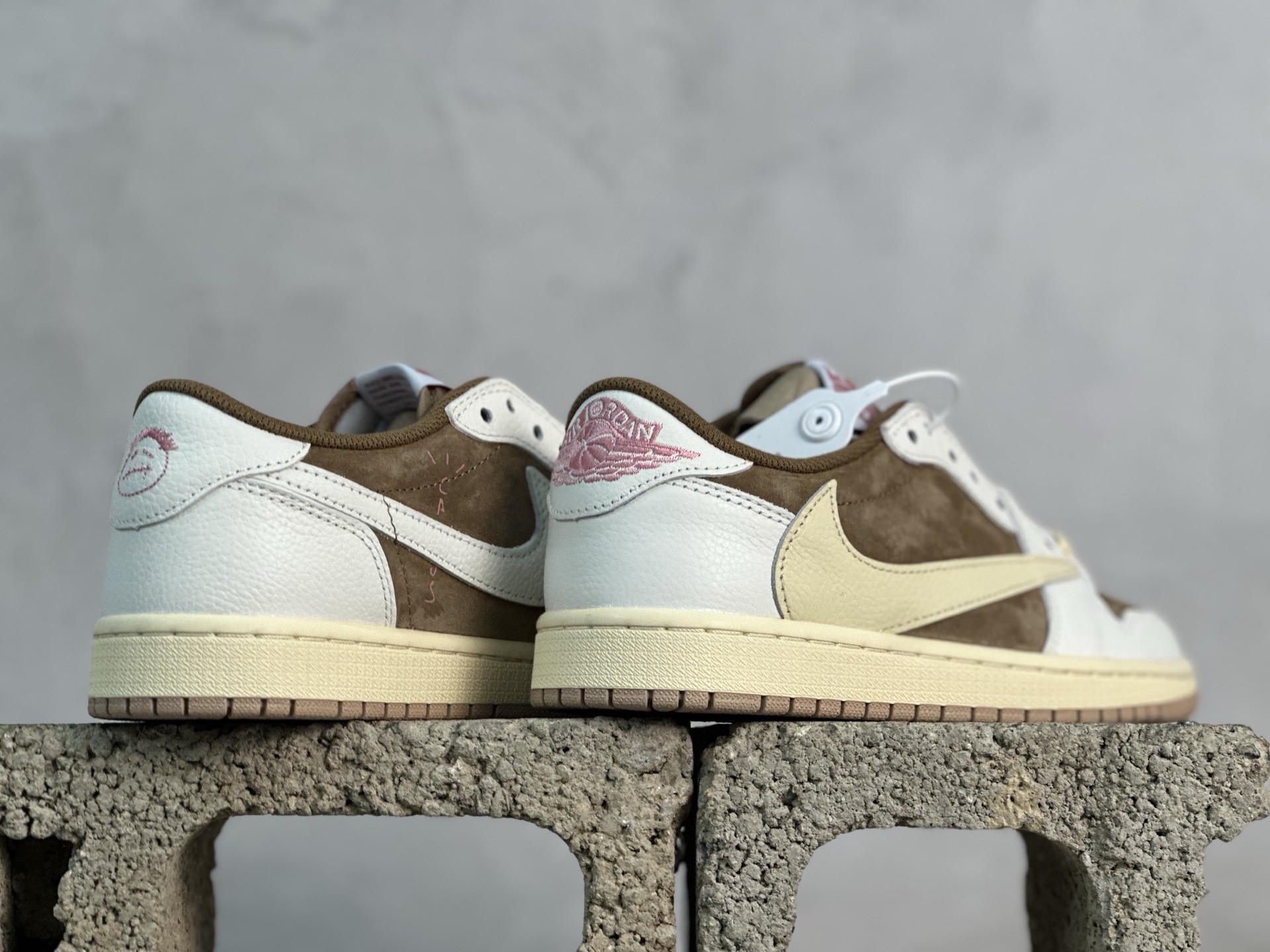 💰230 放店私
F版Fragment x TS x Air Jordan 1 Low 三方联名低帮倒勾板鞋
唯一可媲美原版 同价位区间无对手
全新的三方联名低帮倒钩鞋面延续了黑脚趾设计 点缀上Travis Scott 标志性的Logo
完善极具Fragment Design的设计风格
左右脚分别以Travis Scott鬼脸和乔丹飞翼加以修饰彰显出三方联名的奢华格调
官方货号：DM7866-106
尺码：36-47.5