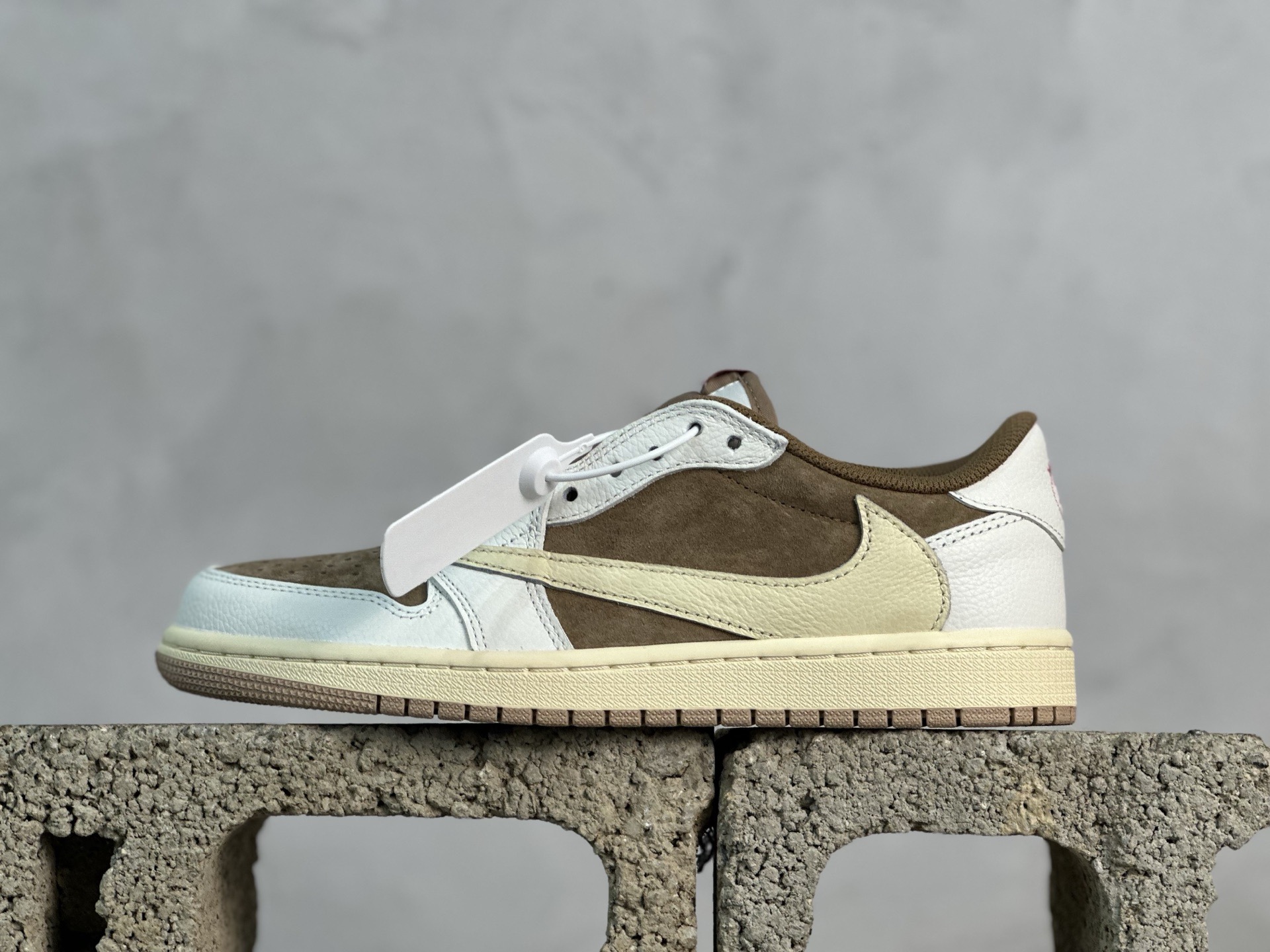 💰230 放店私
F版Fragment x TS x Air Jordan 1 Low 三方联名低帮倒勾板鞋
唯一可媲美原版 同价位区间无对手
全新的三方联名低帮倒钩鞋面延续了黑脚趾设计 点缀上Travis Scott 标志性的Logo
完善极具Fragment Design的设计风格
左右脚分别以Travis Scott鬼脸和乔丹飞翼加以修饰彰显出三方联名的奢华格调
官方货号：DM7866-106
尺码：36-47.5