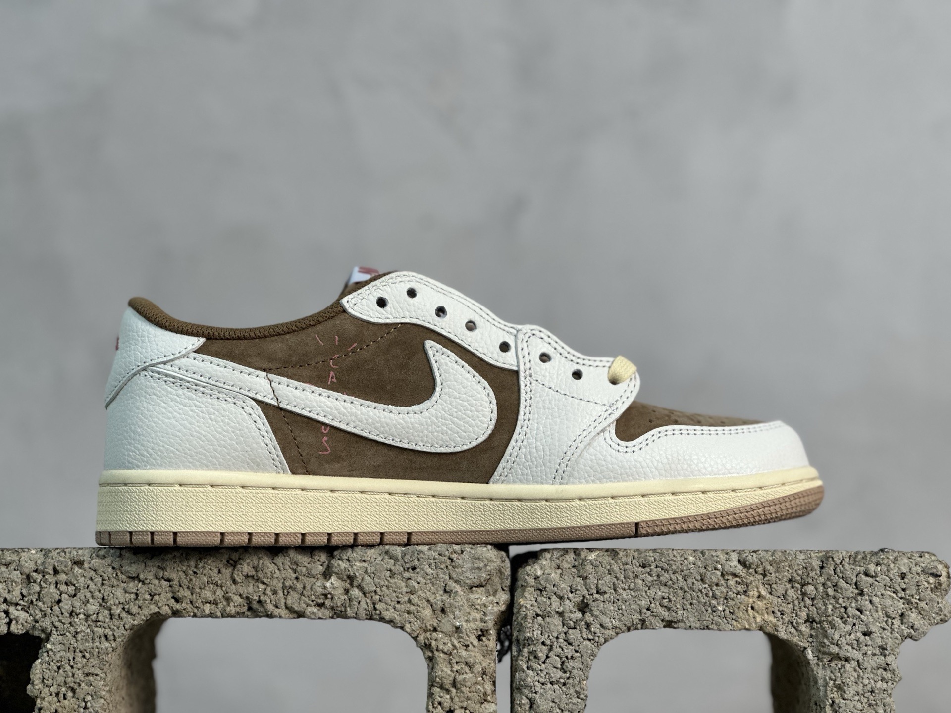 💰230 放店私
F版Fragment x TS x Air Jordan 1 Low 三方联名低帮倒勾板鞋
唯一可媲美原版 同价位区间无对手
全新的三方联名低帮倒钩鞋面延续了黑脚趾设计 点缀上Travis Scott 标志性的Logo
完善极具Fragment Design的设计风格
左右脚分别以Travis Scott鬼脸和乔丹飞翼加以修饰彰显出三方联名的奢华格调
官方货号：DM7866-106
尺码：36-47.5