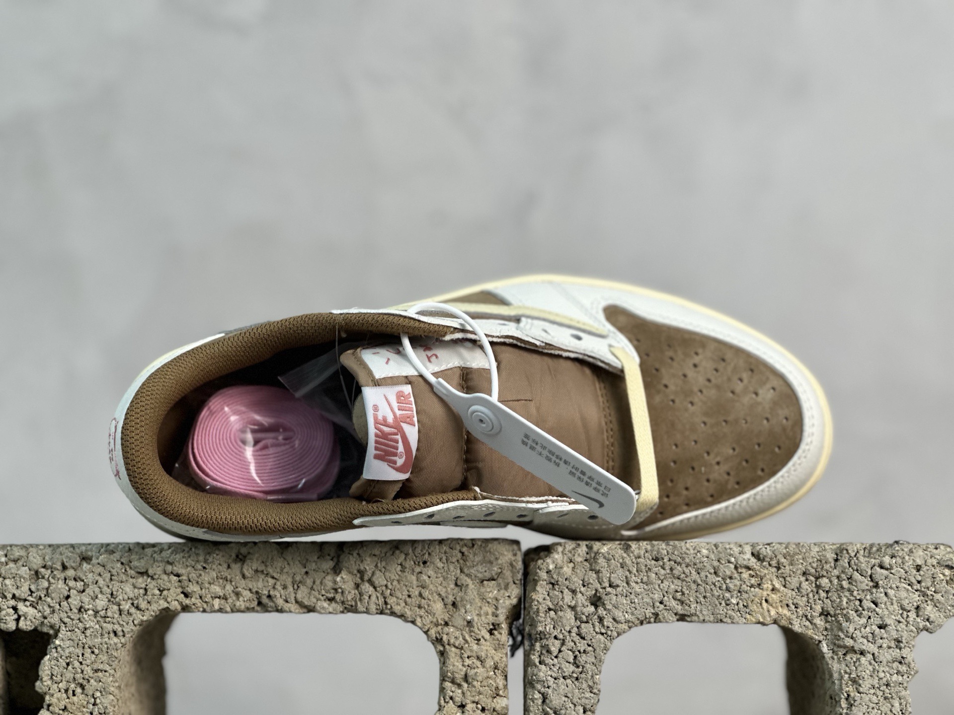 💰230 放店私
F版Fragment x TS x Air Jordan 1 Low 三方联名低帮倒勾板鞋
唯一可媲美原版 同价位区间无对手
全新的三方联名低帮倒钩鞋面延续了黑脚趾设计 点缀上Travis Scott 标志性的Logo
完善极具Fragment Design的设计风格
左右脚分别以Travis Scott鬼脸和乔丹飞翼加以修饰彰显出三方联名的奢华格调
官方货号：DM7866-106
尺码：36-47.5