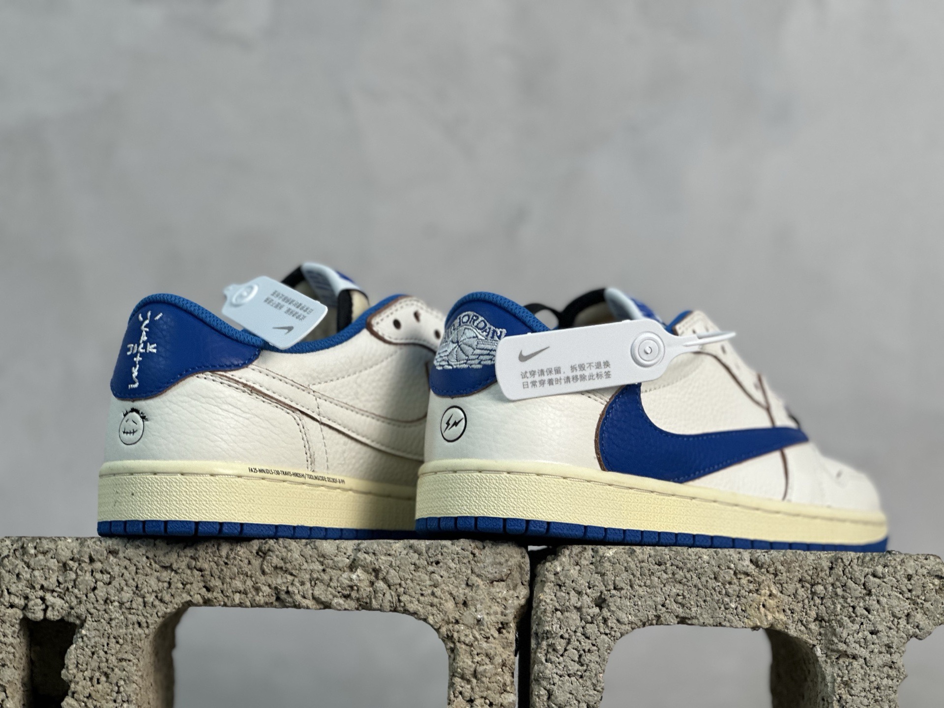💰230 放店私
F版Fragment x TS x Air Jordan 1 Low 三方联名低帮倒勾板鞋
唯一可媲美原版 同价位区间无对手
全新的三方联名低帮倒钩鞋面延续了黑脚趾设计 点缀上Travis Scott 标志性的Logo
完善极具Fragment Design的设计风格
左右脚分别以Travis Scott鬼脸和乔丹飞翼加以修饰彰显出三方联名的奢华格调
官方货号：DM7866-104
尺码：36-47.5