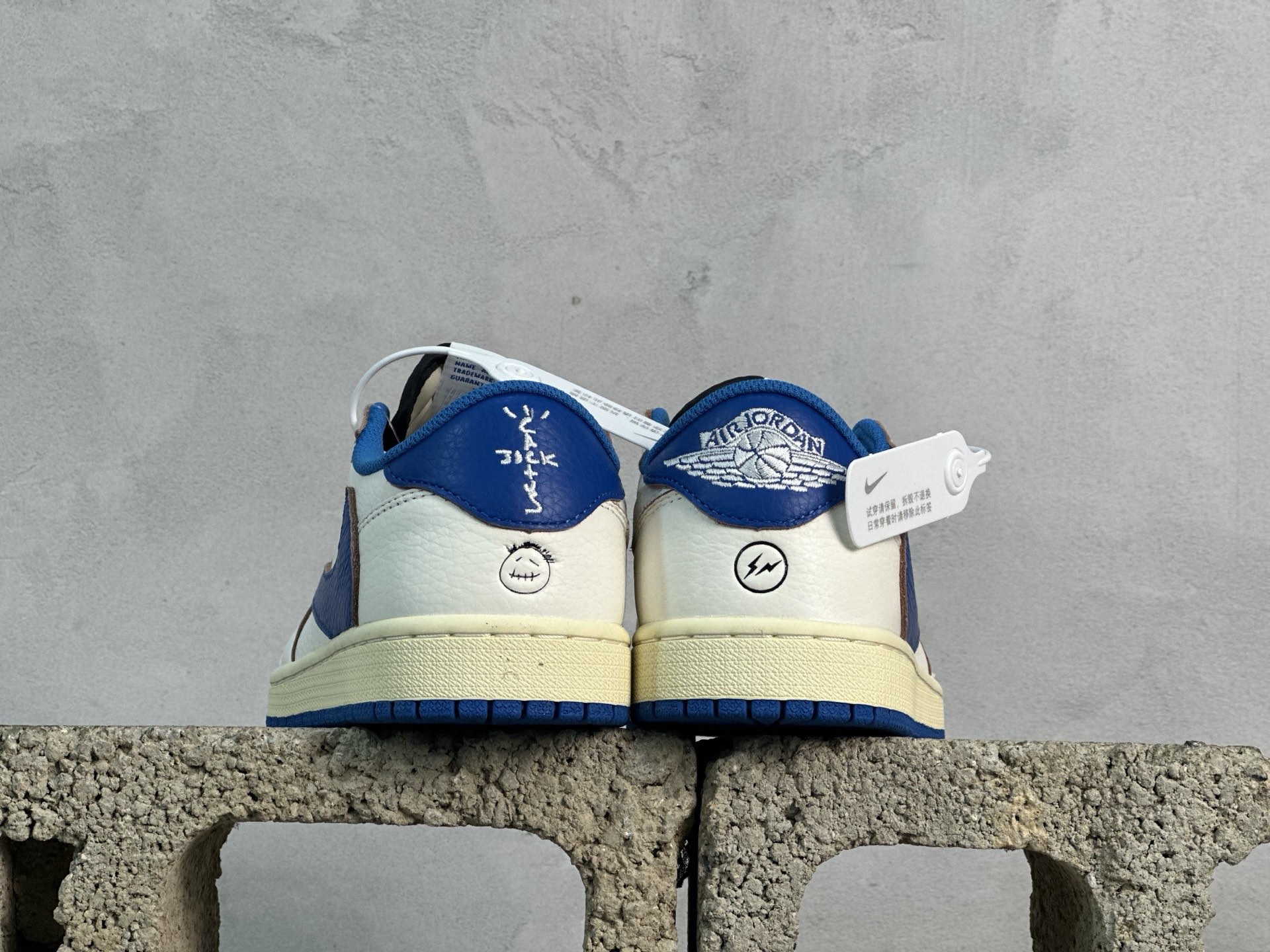 💰230 放店私
F版Fragment x TS x Air Jordan 1 Low 三方联名低帮倒勾板鞋
唯一可媲美原版 同价位区间无对手
全新的三方联名低帮倒钩鞋面延续了黑脚趾设计 点缀上Travis Scott 标志性的Logo
完善极具Fragment Design的设计风格
左右脚分别以Travis Scott鬼脸和乔丹飞翼加以修饰彰显出三方联名的奢华格调
官方货号：DM7866-104
尺码：36-47.5