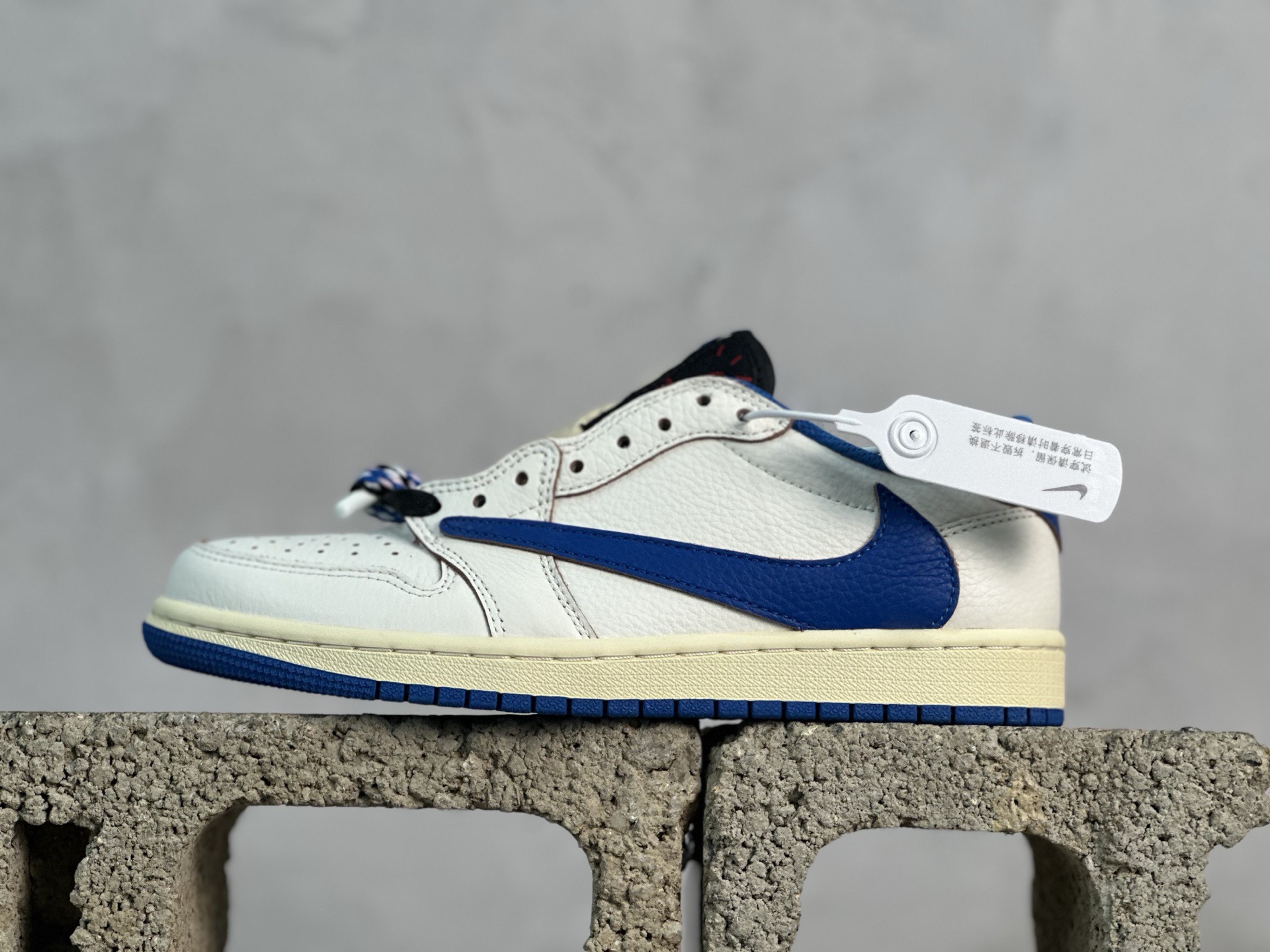 💰230 放店私
F版Fragment x TS x Air Jordan 1 Low 三方联名低帮倒勾板鞋
唯一可媲美原版 同价位区间无对手
全新的三方联名低帮倒钩鞋面延续了黑脚趾设计 点缀上Travis Scott 标志性的Logo
完善极具Fragment Design的设计风格
左右脚分别以Travis Scott鬼脸和乔丹飞翼加以修饰彰显出三方联名的奢华格调
官方货号：DM7866-104
尺码：36-47.5