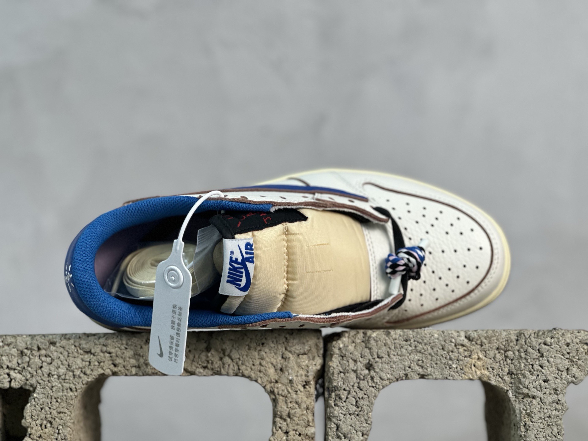 💰230 放店私
F版Fragment x TS x Air Jordan 1 Low 三方联名低帮倒勾板鞋
唯一可媲美原版 同价位区间无对手
全新的三方联名低帮倒钩鞋面延续了黑脚趾设计 点缀上Travis Scott 标志性的Logo
完善极具Fragment Design的设计风格
左右脚分别以Travis Scott鬼脸和乔丹飞翼加以修饰彰显出三方联名的奢华格调
官方货号：DM7866-104
尺码：36-47.5