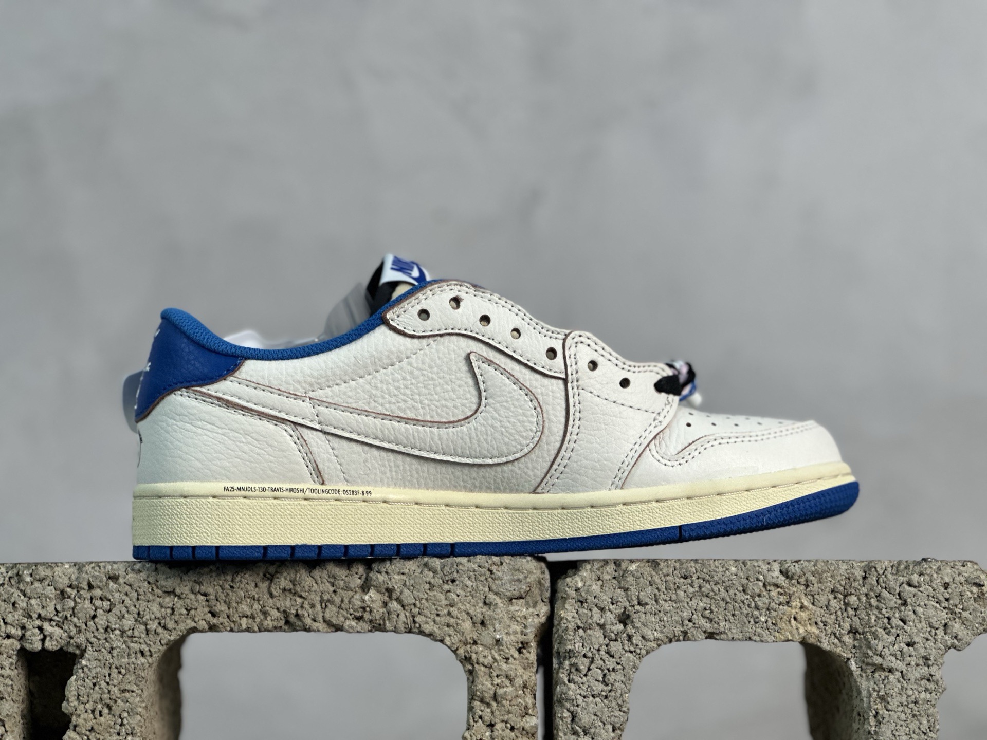 💰230 放店私
F版Fragment x TS x Air Jordan 1 Low 三方联名低帮倒勾板鞋
唯一可媲美原版 同价位区间无对手
全新的三方联名低帮倒钩鞋面延续了黑脚趾设计 点缀上Travis Scott 标志性的Logo
完善极具Fragment Design的设计风格
左右脚分别以Travis Scott鬼脸和乔丹飞翼加以修饰彰显出三方联名的奢华格调
官方货号：DM7866-104
尺码：36-47.5