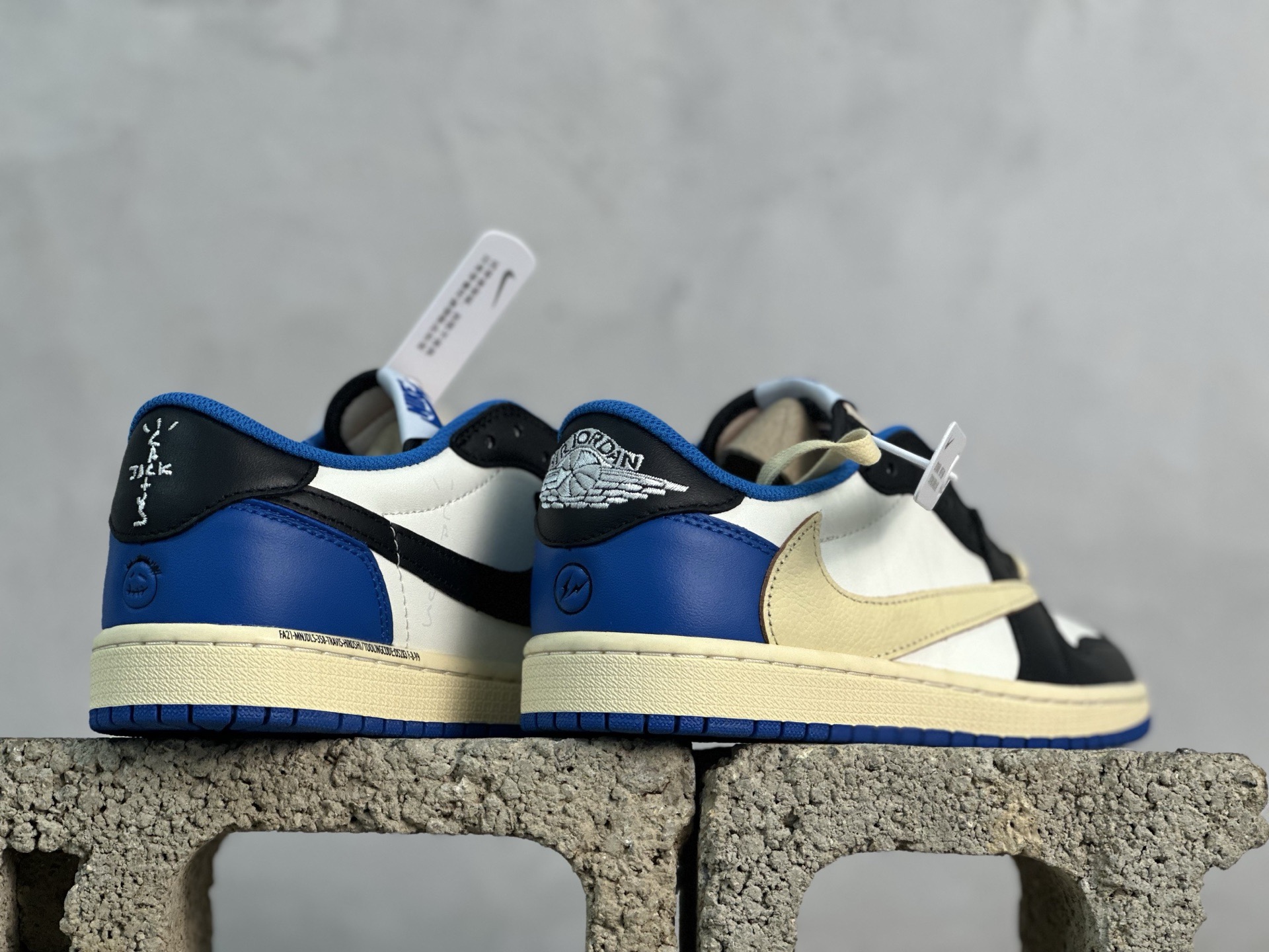 💰230 放店私
F版Fragment x TS x Air Jordan 1 Low 三方联名低帮倒勾板鞋
唯一可媲美原版 同价位区间无对手
全新的三方联名低帮倒钩鞋面延续了黑脚趾设计 点缀上Travis Scott 标志性的Logo
完善极具Fragment Design的设计风格
左右脚分别以Travis Scott鬼脸和乔丹飞翼加以修饰彰显出三方联名的奢华格调
官方货号：DM7866-140
尺码：36-47.5