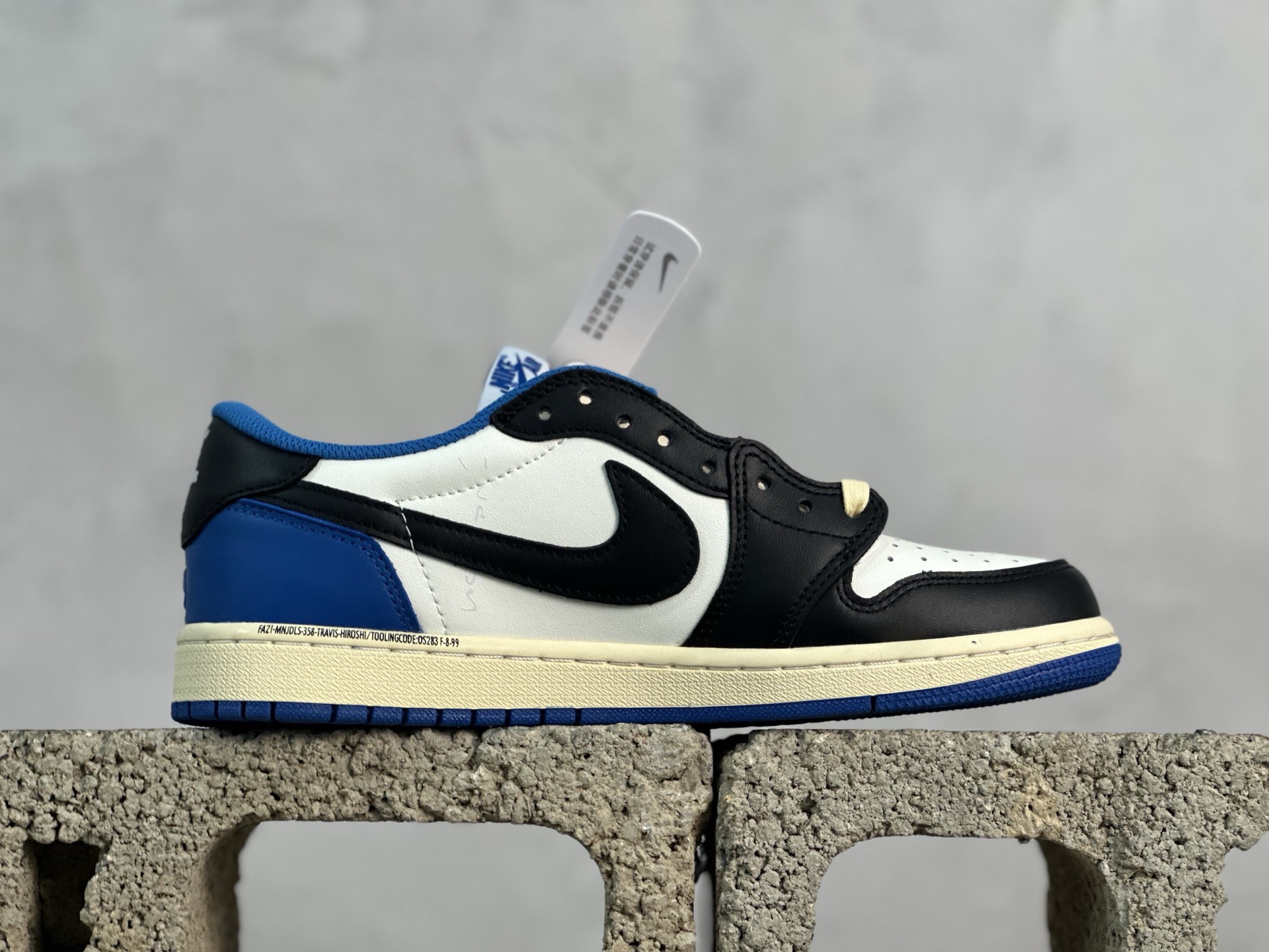 💰230 放店私
F版Fragment x TS x Air Jordan 1 Low 三方联名低帮倒勾板鞋
唯一可媲美原版 同价位区间无对手
全新的三方联名低帮倒钩鞋面延续了黑脚趾设计 点缀上Travis Scott 标志性的Logo
完善极具Fragment Design的设计风格
左右脚分别以Travis Scott鬼脸和乔丹飞翼加以修饰彰显出三方联名的奢华格调
官方货号：DM7866-140
尺码：36-47.5