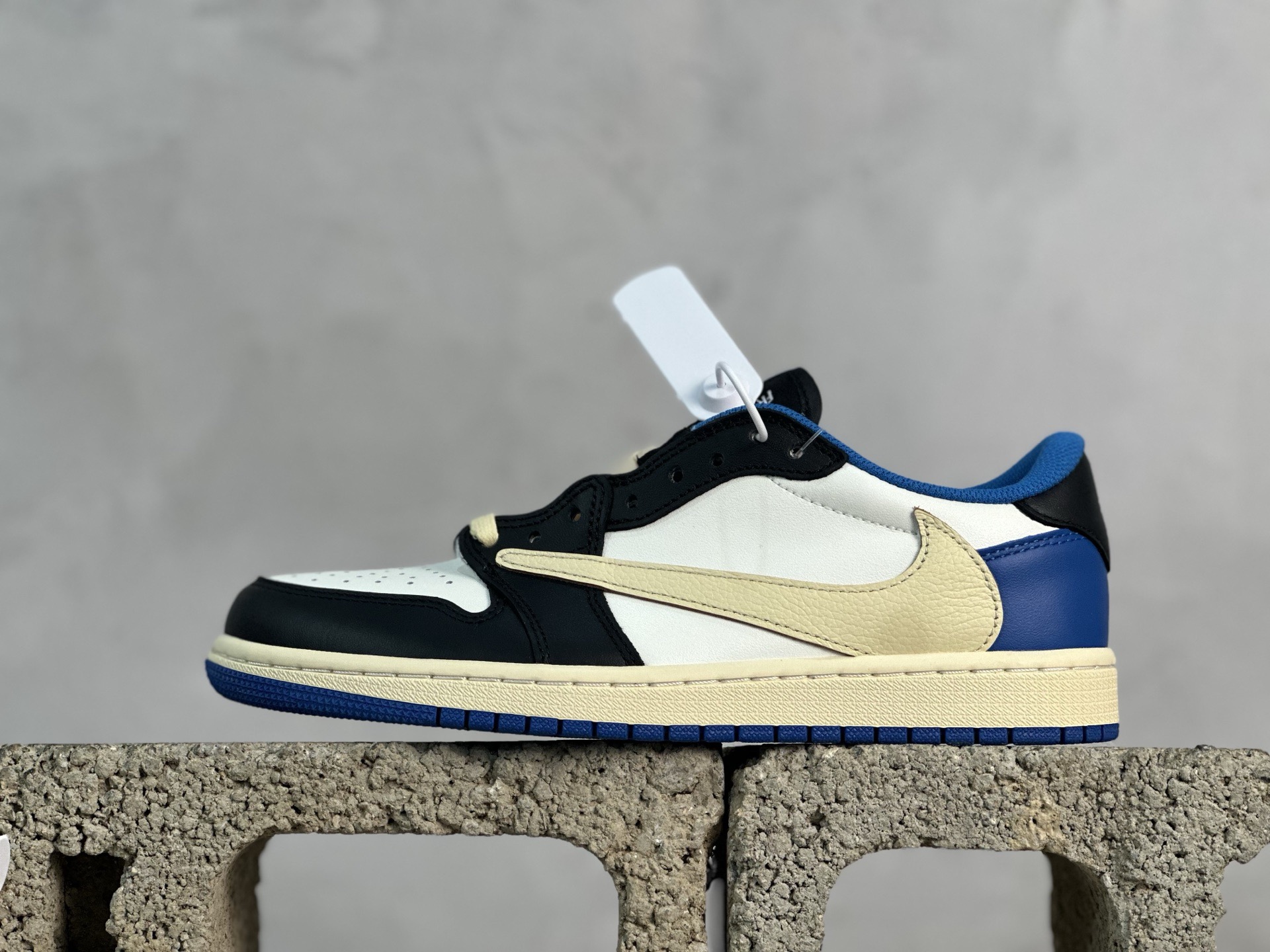 💰230 放店私
F版Fragment x TS x Air Jordan 1 Low 三方联名低帮倒勾板鞋
唯一可媲美原版 同价位区间无对手
全新的三方联名低帮倒钩鞋面延续了黑脚趾设计 点缀上Travis Scott 标志性的Logo
完善极具Fragment Design的设计风格
左右脚分别以Travis Scott鬼脸和乔丹飞翼加以修饰彰显出三方联名的奢华格调
官方货号：DM7866-140
尺码：36-47.5