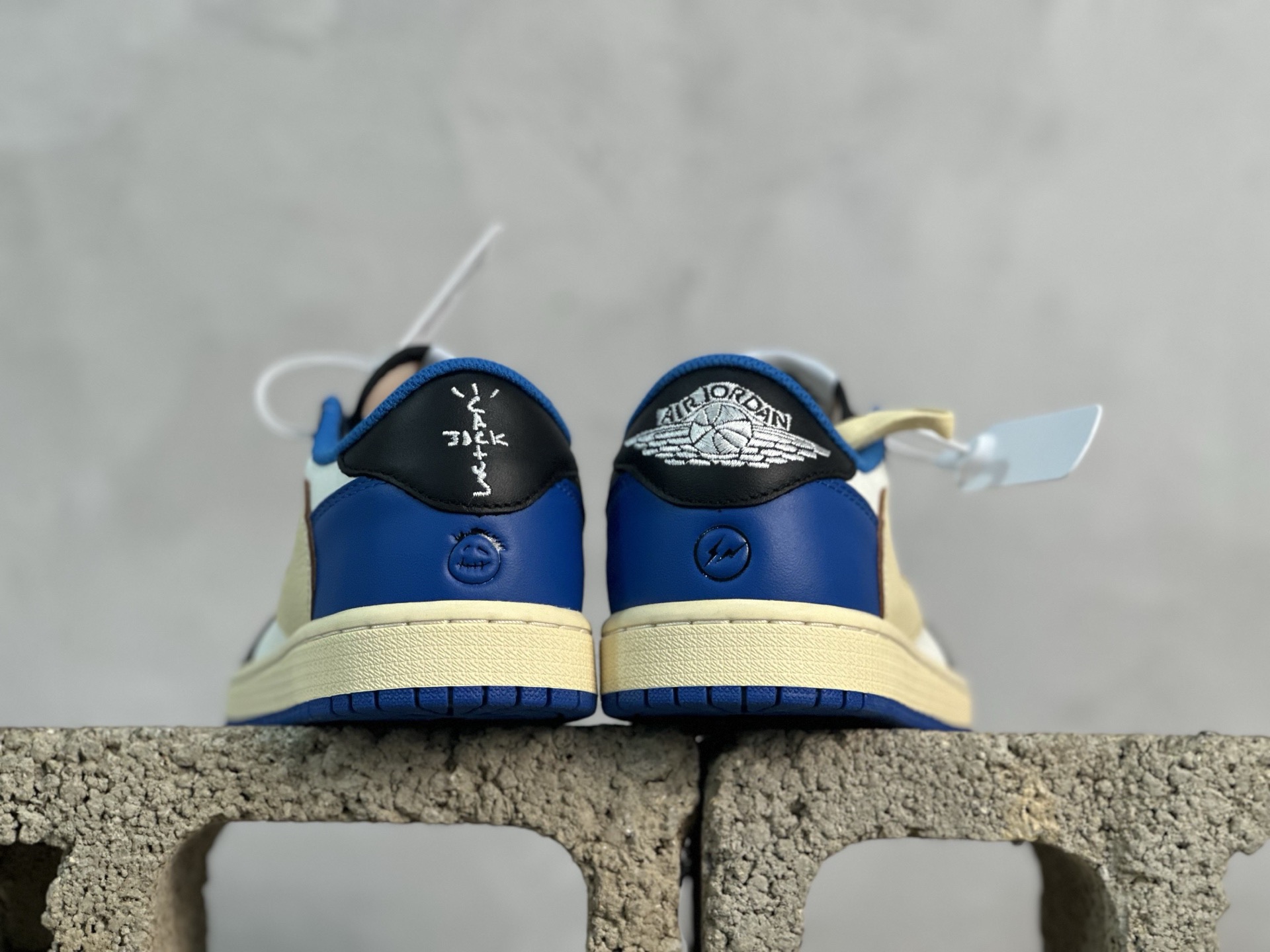 💰230 放店私
F版Fragment x TS x Air Jordan 1 Low 三方联名低帮倒勾板鞋
唯一可媲美原版 同价位区间无对手
全新的三方联名低帮倒钩鞋面延续了黑脚趾设计 点缀上Travis Scott 标志性的Logo
完善极具Fragment Design的设计风格
左右脚分别以Travis Scott鬼脸和乔丹飞翼加以修饰彰显出三方联名的奢华格调
官方货号：DM7866-140
尺码：36-47.5