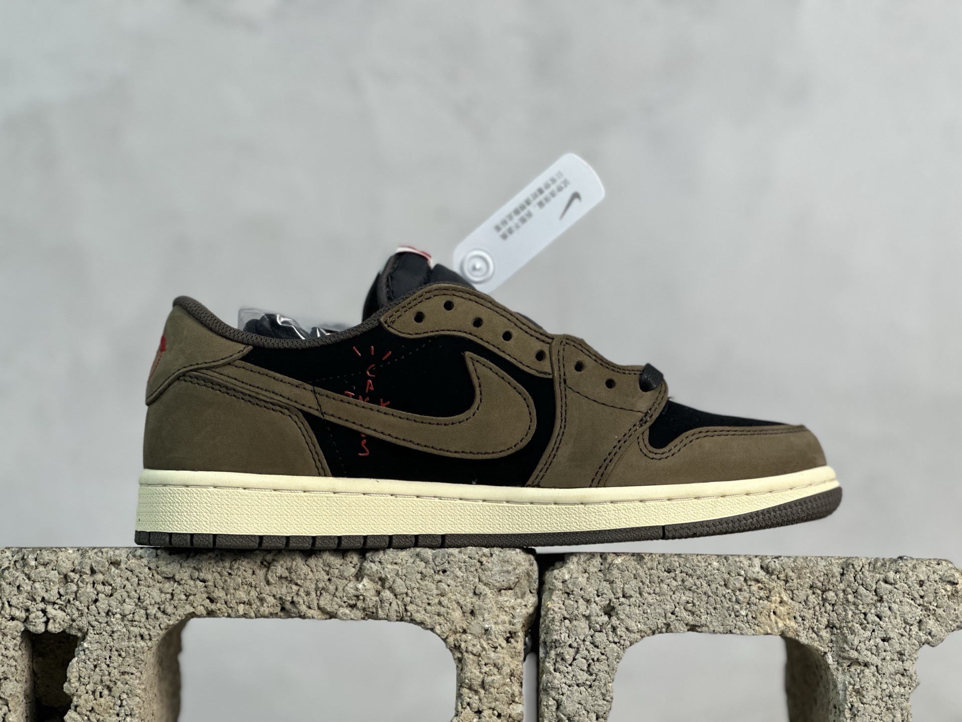 💰230 放店私
F版Fragment x TS x Air Jordan 1 Low 三方联名低帮倒勾板鞋
唯一可媲美原版 同价位区间无对手
全新的三方联名低帮倒钩鞋面延续了黑脚趾设计 点缀上Travis Scott 标志性的Logo
完善极具Fragment Design的设计风格
左右脚分别以Travis Scott鬼脸和乔丹飞翼加以修饰彰显出三方联名的奢华格调
官方货号：DM4277-001
尺码：36-47.5