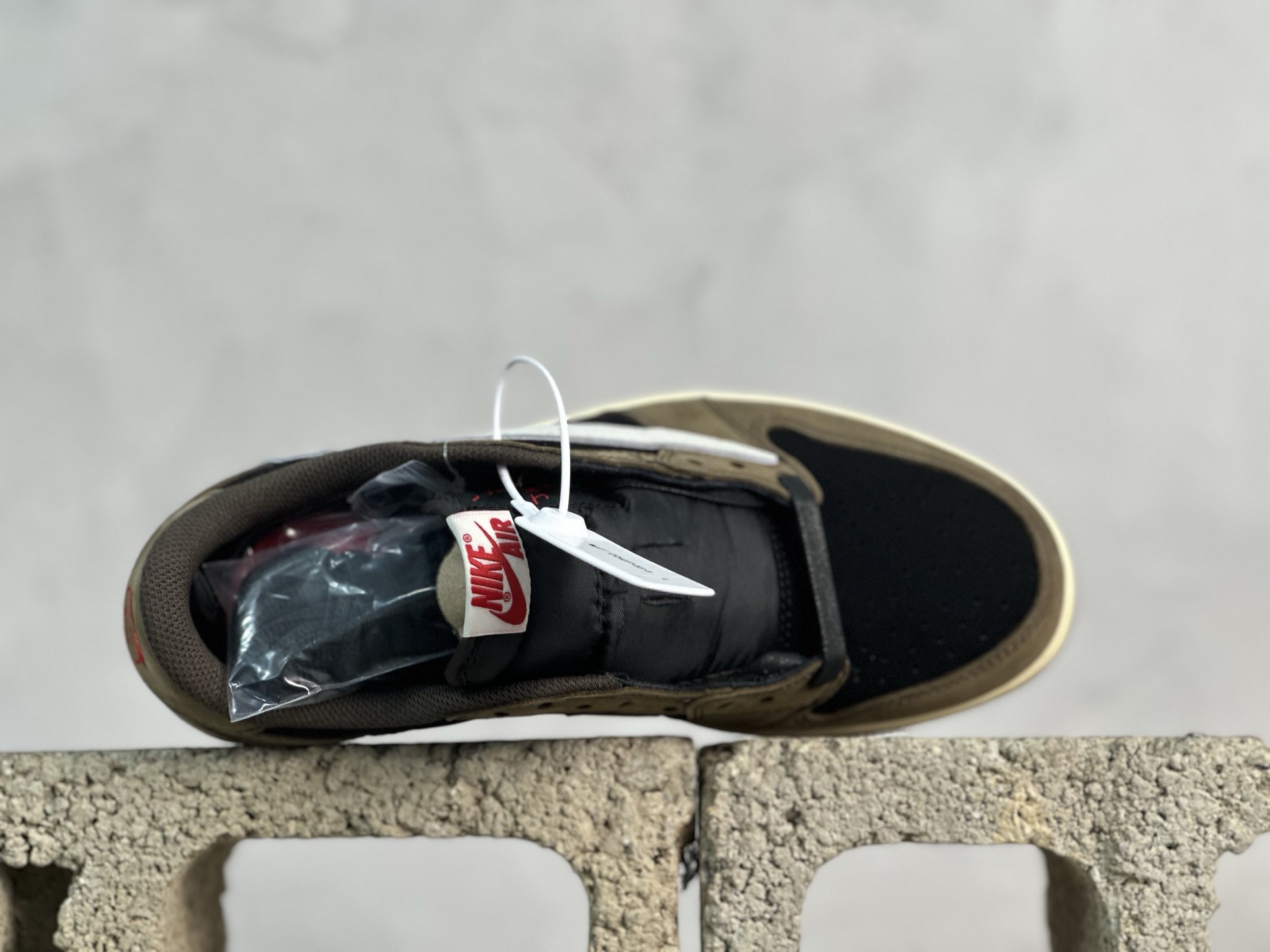 💰230 放店私
F版Fragment x TS x Air Jordan 1 Low 三方联名低帮倒勾板鞋
唯一可媲美原版 同价位区间无对手
全新的三方联名低帮倒钩鞋面延续了黑脚趾设计 点缀上Travis Scott 标志性的Logo
完善极具Fragment Design的设计风格
左右脚分别以Travis Scott鬼脸和乔丹飞翼加以修饰彰显出三方联名的奢华格调
官方货号：DM4277-001
尺码：36-47.5