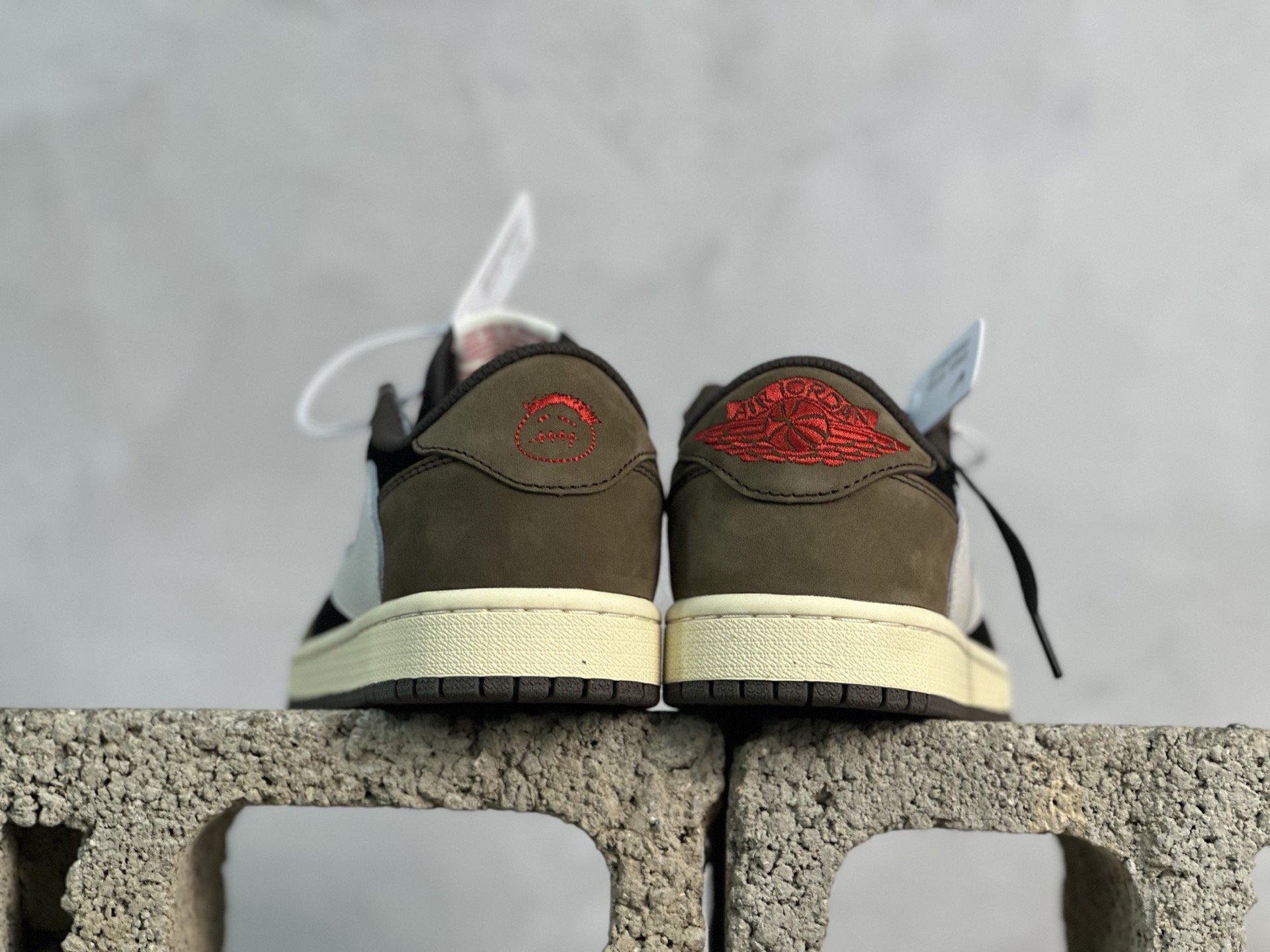 💰230 放店私
F版Fragment x TS x Air Jordan 1 Low 三方联名低帮倒勾板鞋
唯一可媲美原版 同价位区间无对手
全新的三方联名低帮倒钩鞋面延续了黑脚趾设计 点缀上Travis Scott 标志性的Logo
完善极具Fragment Design的设计风格
左右脚分别以Travis Scott鬼脸和乔丹飞翼加以修饰彰显出三方联名的奢华格调
官方货号：DM4277-001
尺码：36-47.5