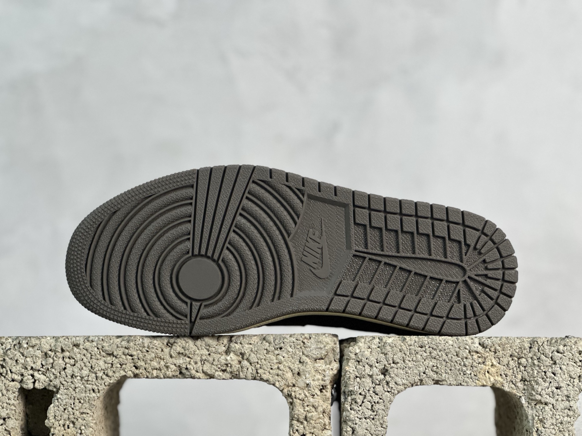 💰230 放店私
F版Fragment x TS x Air Jordan 1 Low 三方联名低帮倒勾板鞋
唯一可媲美原版 同价位区间无对手
全新的三方联名低帮倒钩鞋面延续了黑脚趾设计 点缀上Travis Scott 标志性的Logo
完善极具Fragment Design的设计风格
左右脚分别以Travis Scott鬼脸和乔丹飞翼加以修饰彰显出三方联名的奢华格调
官方货号：DM4277-001
尺码：36-47.5