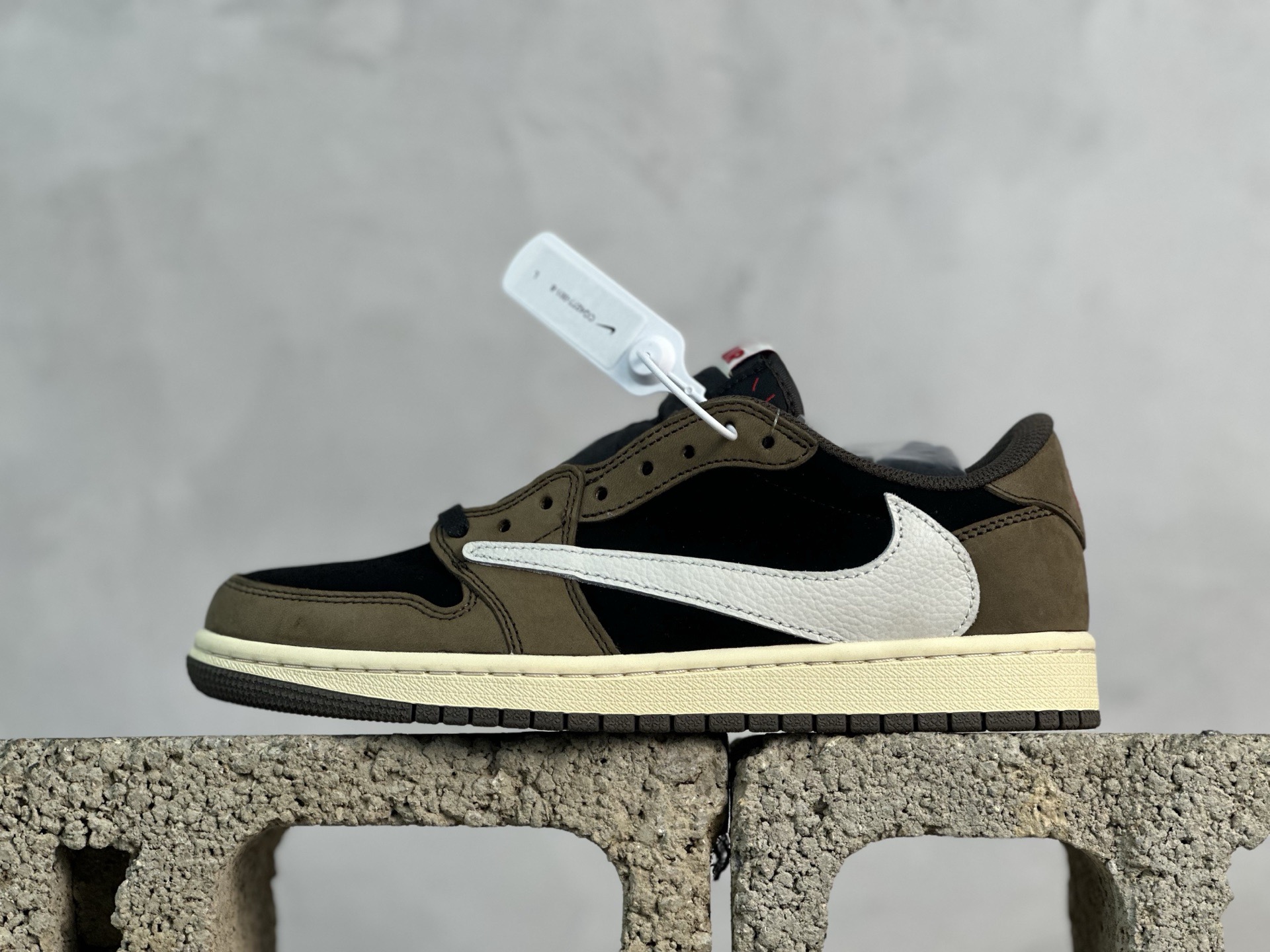 💰230 放店私
F版Fragment x TS x Air Jordan 1 Low 三方联名低帮倒勾板鞋
唯一可媲美原版 同价位区间无对手
全新的三方联名低帮倒钩鞋面延续了黑脚趾设计 点缀上Travis Scott 标志性的Logo
完善极具Fragment Design的设计风格
左右脚分别以Travis Scott鬼脸和乔丹飞翼加以修饰彰显出三方联名的奢华格调
官方货号：DM4277-001
尺码：36-47.5