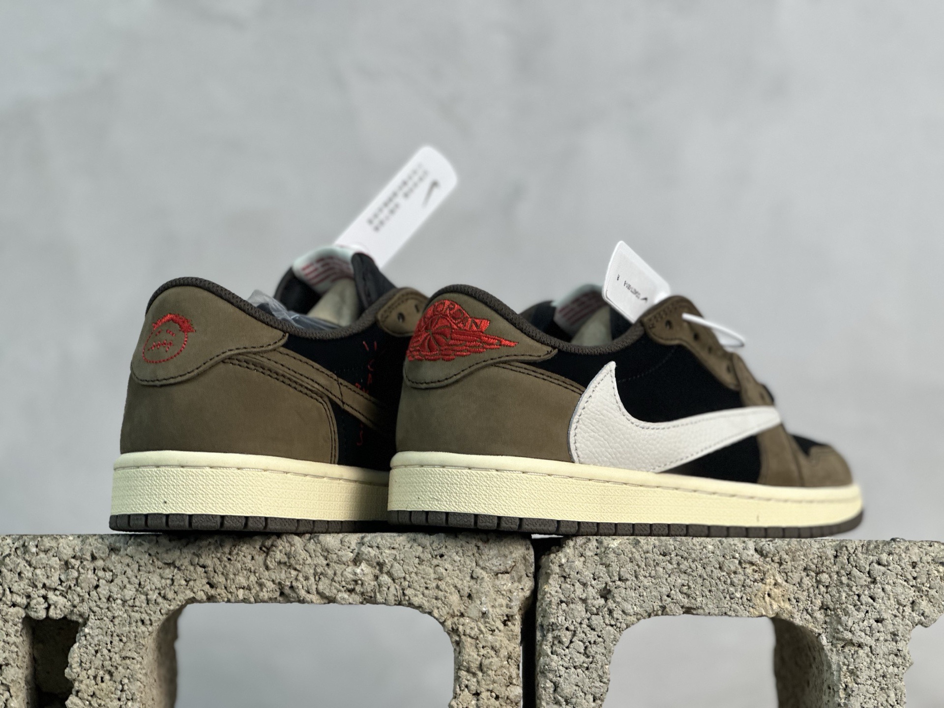 💰230 放店私
F版Fragment x TS x Air Jordan 1 Low 三方联名低帮倒勾板鞋
唯一可媲美原版 同价位区间无对手
全新的三方联名低帮倒钩鞋面延续了黑脚趾设计 点缀上Travis Scott 标志性的Logo
完善极具Fragment Design的设计风格
左右脚分别以Travis Scott鬼脸和乔丹飞翼加以修饰彰显出三方联名的奢华格调
官方货号：DM4277-001
尺码：36-47.5
