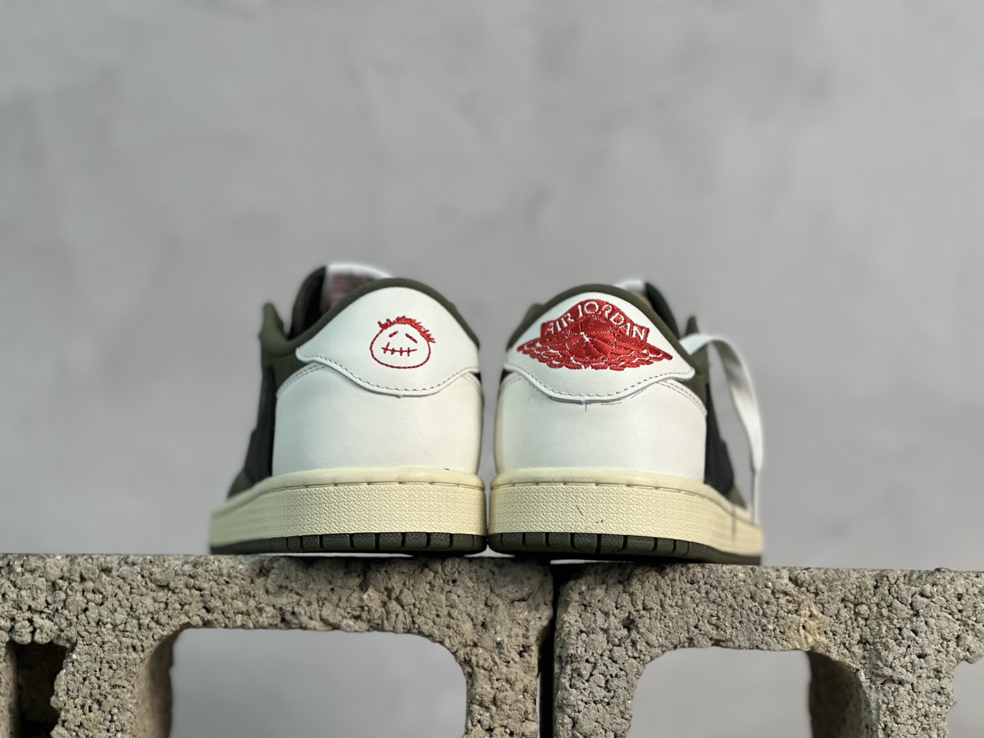 💰230 放店私
F版Fragment x TS x Air Jordan 1 Low 三方联名低帮倒勾板鞋
唯一可媲美原版 同价位区间无对手
全新的三方联名低帮倒钩鞋面延续了黑脚趾设计 点缀上Travis Scott 标志性的Logo
完善极具Fragment Design的设计风格
左右脚分别以Travis Scott鬼脸和乔丹飞翼加以修饰彰显出三方联名的奢华格调
官方货号：DM7866-200
尺码：36-47.5
