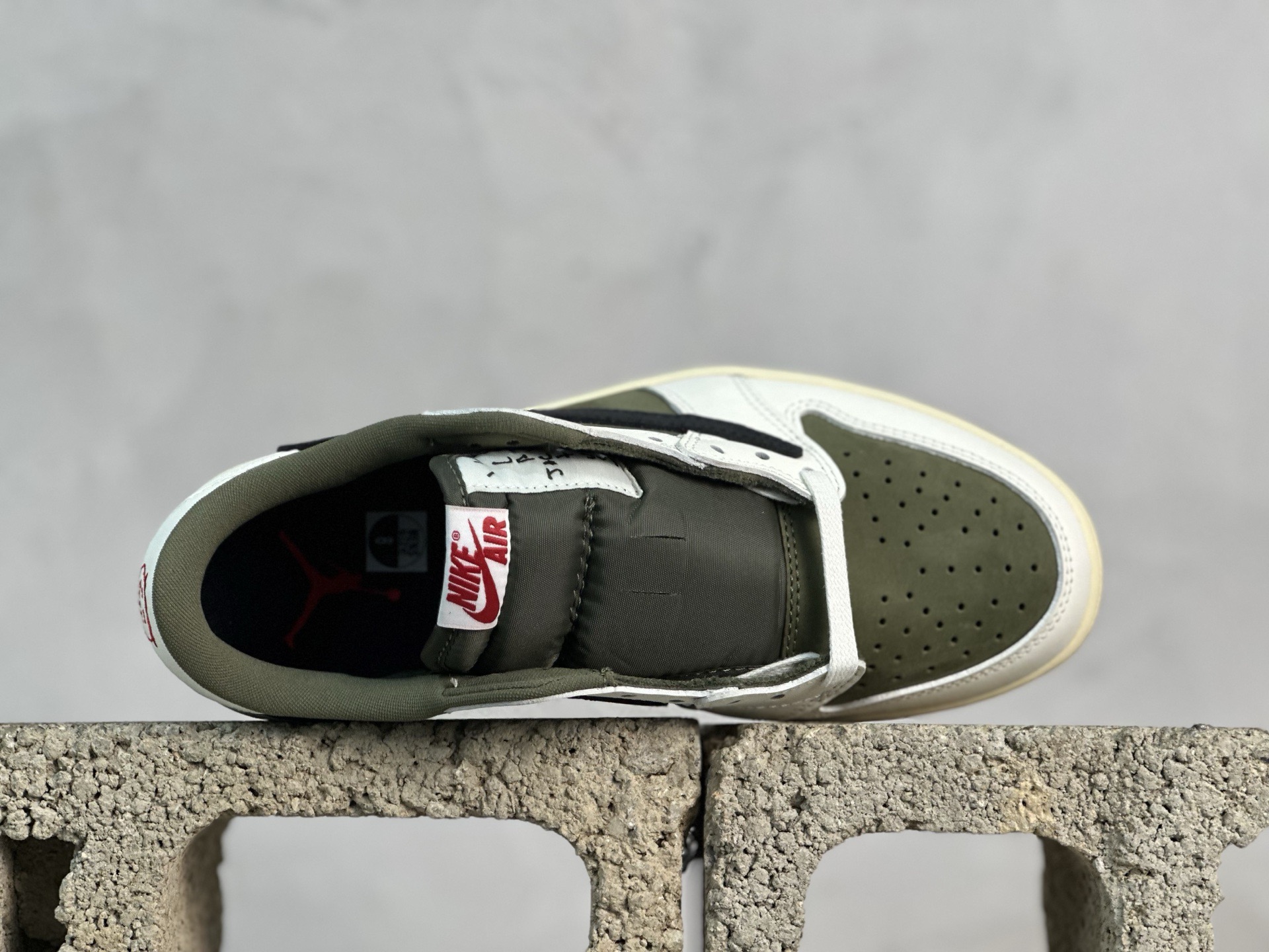 💰230 放店私
F版Fragment x TS x Air Jordan 1 Low 三方联名低帮倒勾板鞋
唯一可媲美原版 同价位区间无对手
全新的三方联名低帮倒钩鞋面延续了黑脚趾设计 点缀上Travis Scott 标志性的Logo
完善极具Fragment Design的设计风格
左右脚分别以Travis Scott鬼脸和乔丹飞翼加以修饰彰显出三方联名的奢华格调
官方货号：DM7866-200
尺码：36-47.5