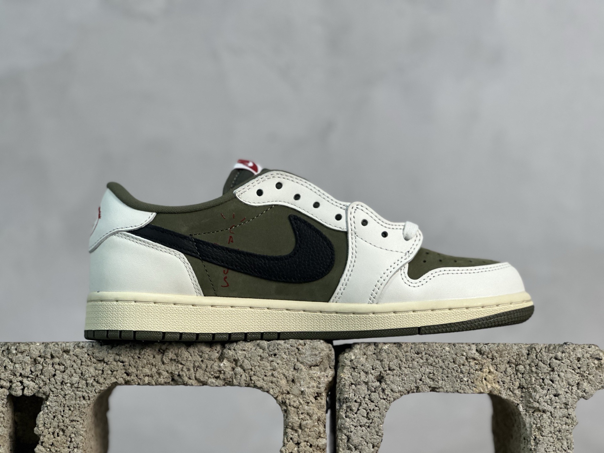 💰230 放店私
F版Fragment x TS x Air Jordan 1 Low 三方联名低帮倒勾板鞋
唯一可媲美原版 同价位区间无对手
全新的三方联名低帮倒钩鞋面延续了黑脚趾设计 点缀上Travis Scott 标志性的Logo
完善极具Fragment Design的设计风格
左右脚分别以Travis Scott鬼脸和乔丹飞翼加以修饰彰显出三方联名的奢华格调
官方货号：DM7866-200
尺码：36-47.5