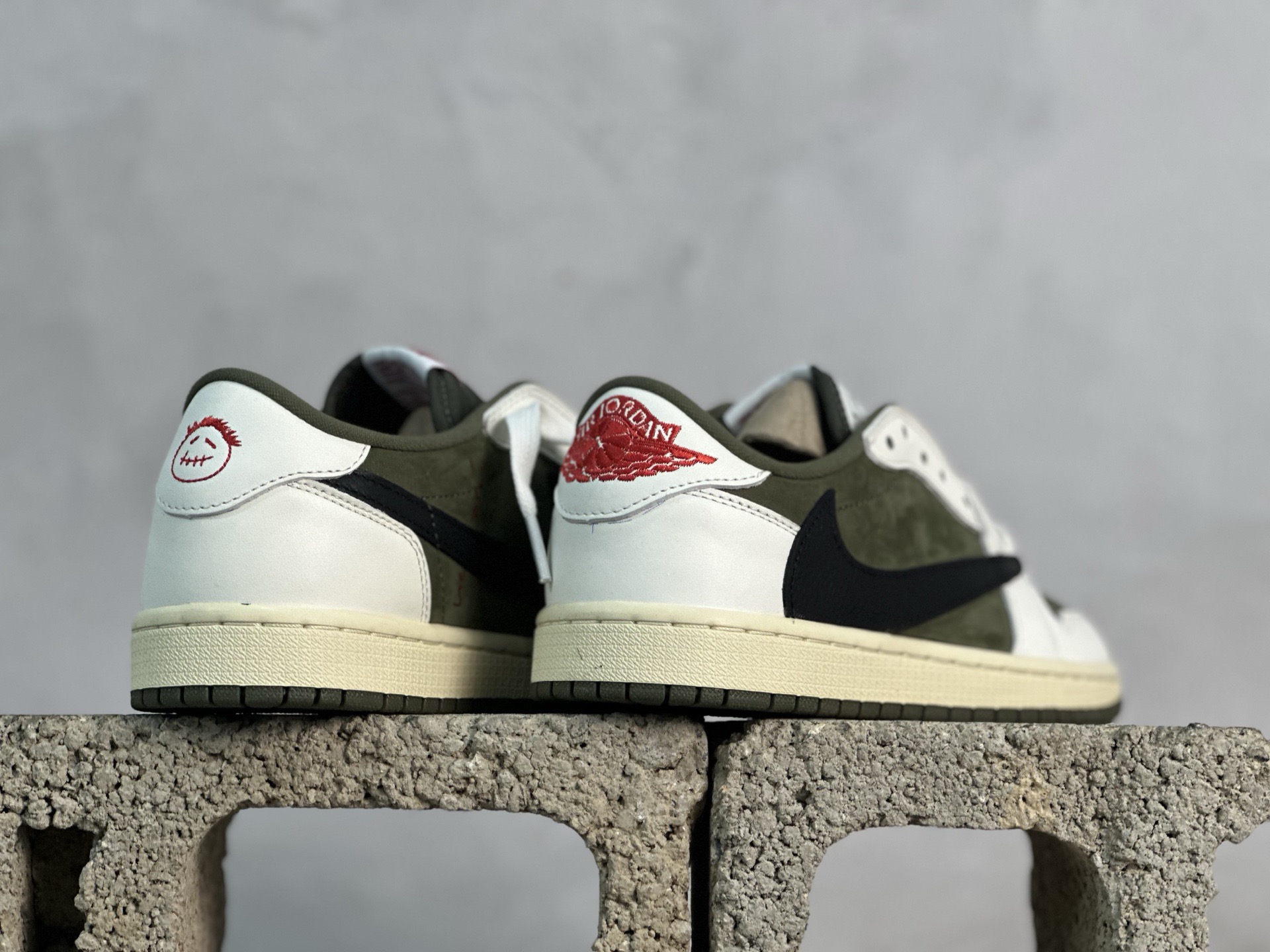 💰230 放店私
F版Fragment x TS x Air Jordan 1 Low 三方联名低帮倒勾板鞋
唯一可媲美原版 同价位区间无对手
全新的三方联名低帮倒钩鞋面延续了黑脚趾设计 点缀上Travis Scott 标志性的Logo
完善极具Fragment Design的设计风格
左右脚分别以Travis Scott鬼脸和乔丹飞翼加以修饰彰显出三方联名的奢华格调
官方货号：DM7866-200
尺码：36-47.5