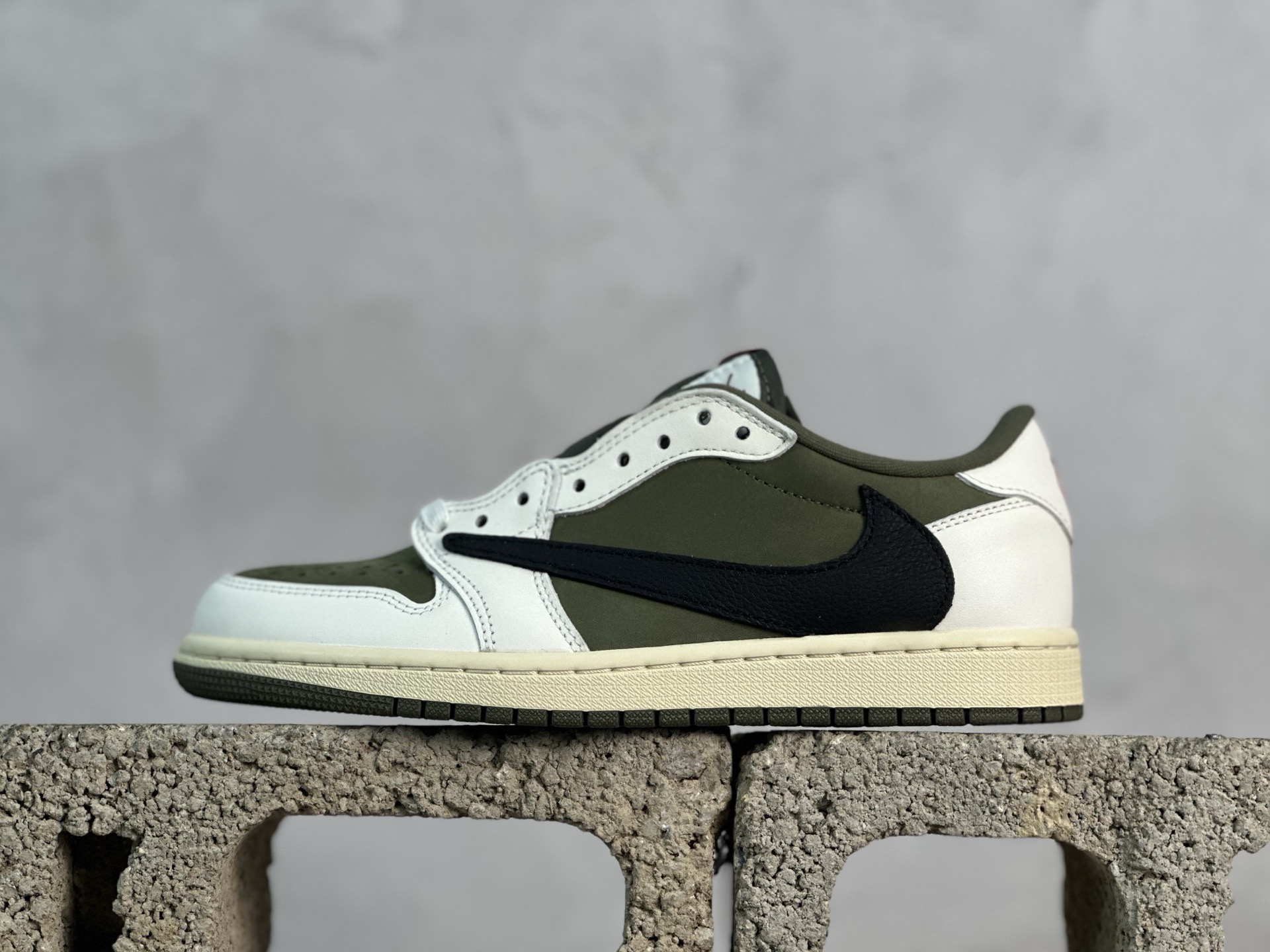 💰230 放店私
F版Fragment x TS x Air Jordan 1 Low 三方联名低帮倒勾板鞋
唯一可媲美原版 同价位区间无对手
全新的三方联名低帮倒钩鞋面延续了黑脚趾设计 点缀上Travis Scott 标志性的Logo
完善极具Fragment Design的设计风格
左右脚分别以Travis Scott鬼脸和乔丹飞翼加以修饰彰显出三方联名的奢华格调
官方货号：DM7866-200
尺码：36-47.5