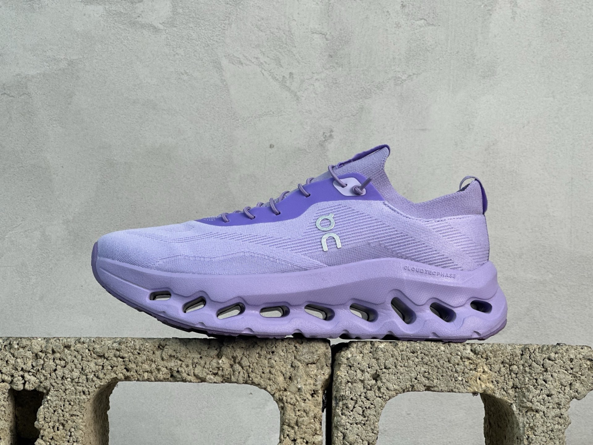 💰150 放店私
Loewe x On昂跑Cloudtilt 罗意威 联名轻量运动休闲鞋！杨幂同款，脚感很舒服，鞋底柔软且包裹性好，上脚显腿长，不用系鞋带很方便～ 不管休闲还是运动都很百搭。白色虽然不耐脏，但真的是最好看最显质感的颜色

尺码:36-45