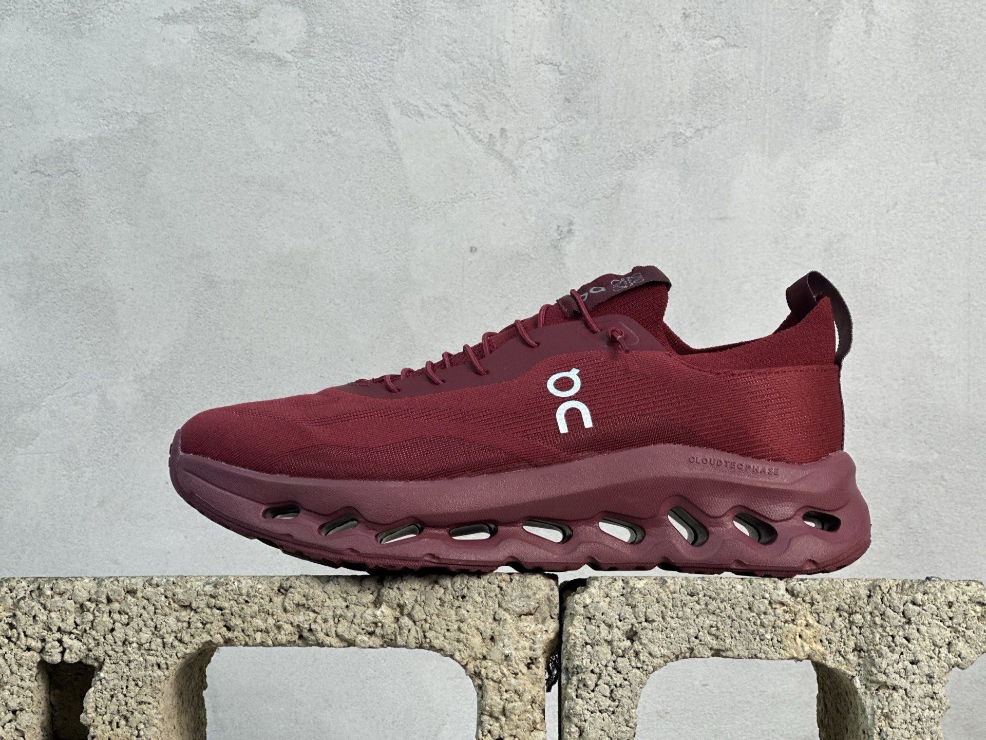 💰150 放店私
Loewe x On昂跑Cloudtilt 罗意威 联名轻量运动休闲鞋！杨幂同款，脚感很舒服，鞋底柔软且包裹性好，上脚显腿长，不用系鞋带很方便～ 不管休闲还是运动都很百搭。白色虽然不耐脏，但真的是最好看最显质感的颜色

尺码:36-45