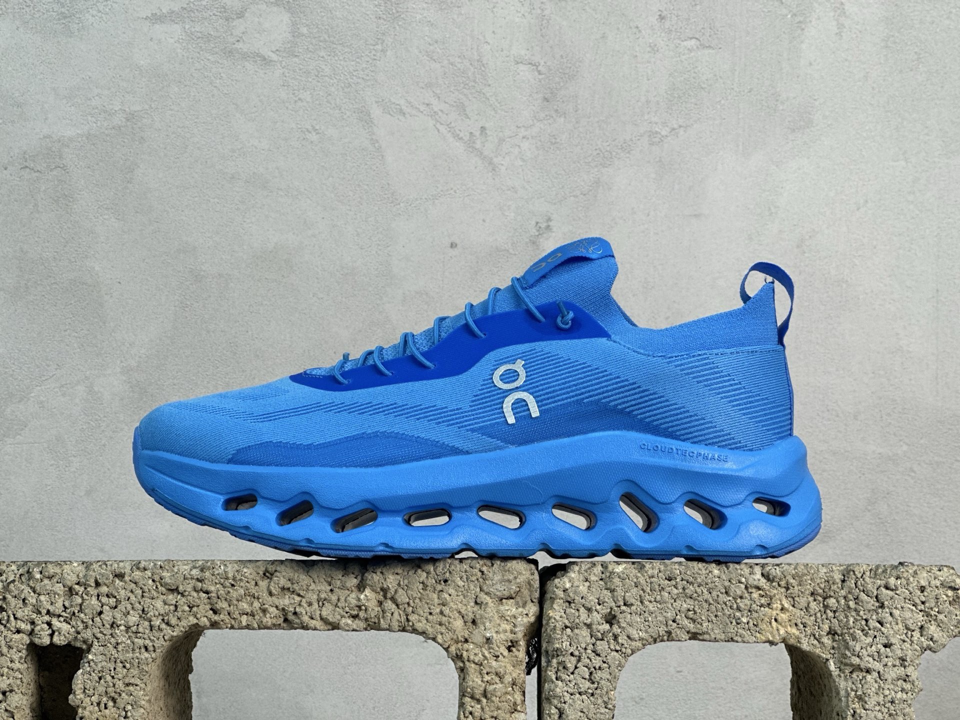 💰150 放店私
Loewe x On昂跑Cloudtilt 罗意威 联名轻量运动休闲鞋！杨幂同款，脚感很舒服，鞋底柔软且包裹性好，上脚显腿长，不用系鞋带很方便～ 不管休闲还是运动都很百搭。白色虽然不耐脏，但真的是最好看最显质感的颜色

尺码:36-45