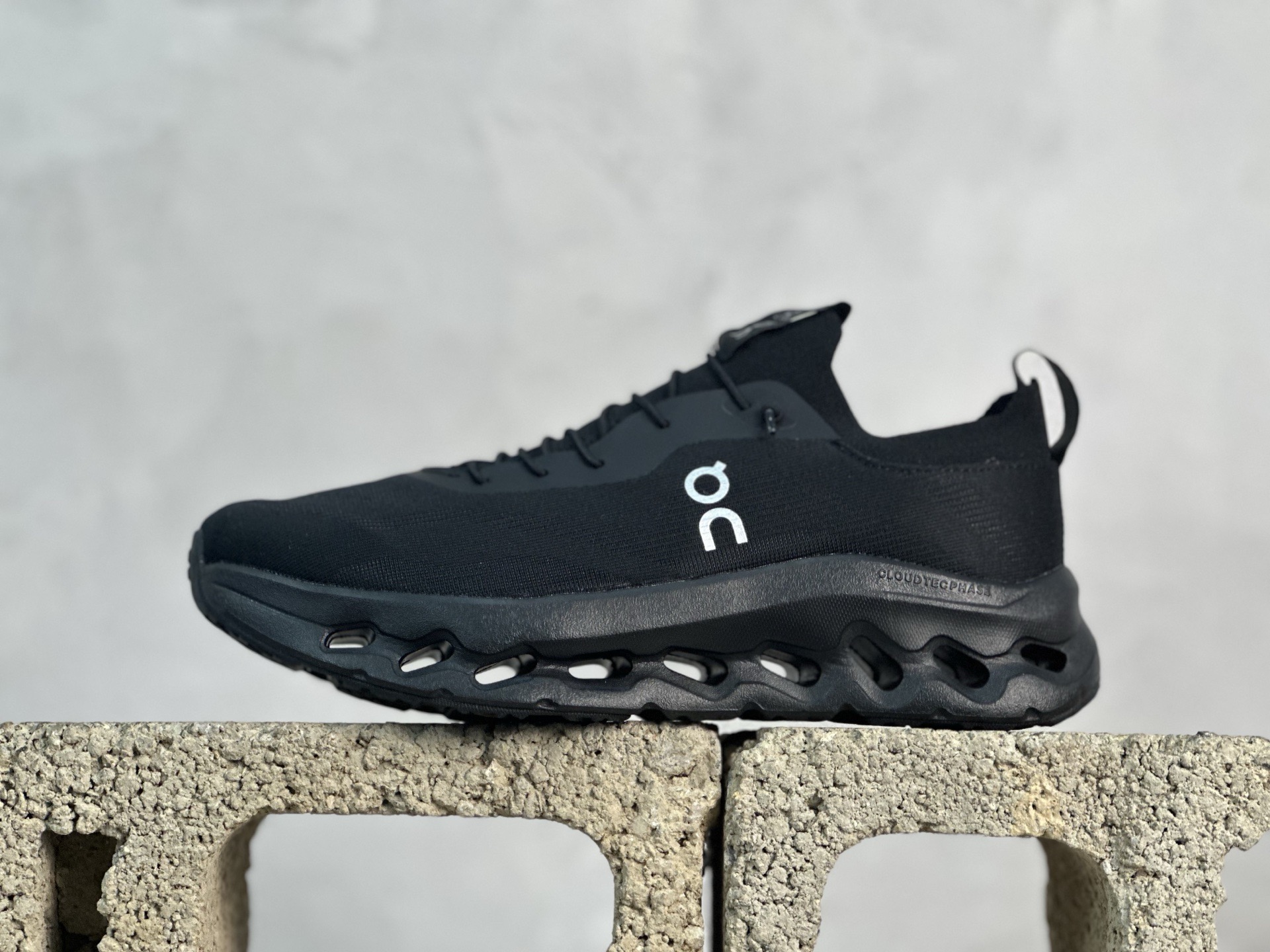 💰150 放店私
Loewe x On昂跑Cloudtilt 罗意威 联名轻量运动休闲鞋！杨幂同款，脚感很舒服，鞋底柔软且包裹性好，上脚显腿长，不用系鞋带很方便～ 不管休闲还是运动都很百搭。白色虽然不耐脏，但真的是最好看最显质感的颜色

尺码:36-45