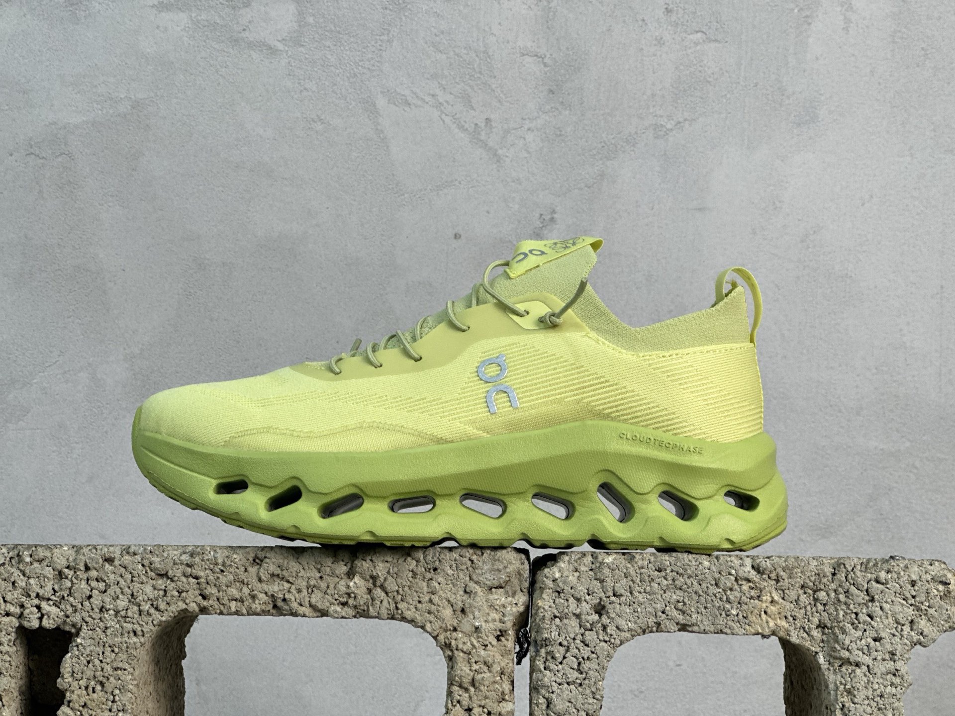 💰150 放店私
Loewe x On昂跑Cloudtilt 罗意威 联名轻量运动休闲鞋！杨幂同款，脚感很舒服，鞋底柔软且包裹性好，上脚显腿长，不用系鞋带很方便～ 不管休闲还是运动都很百搭。白色虽然不耐脏，但真的是最好看最显质感的颜色

尺码:36-45