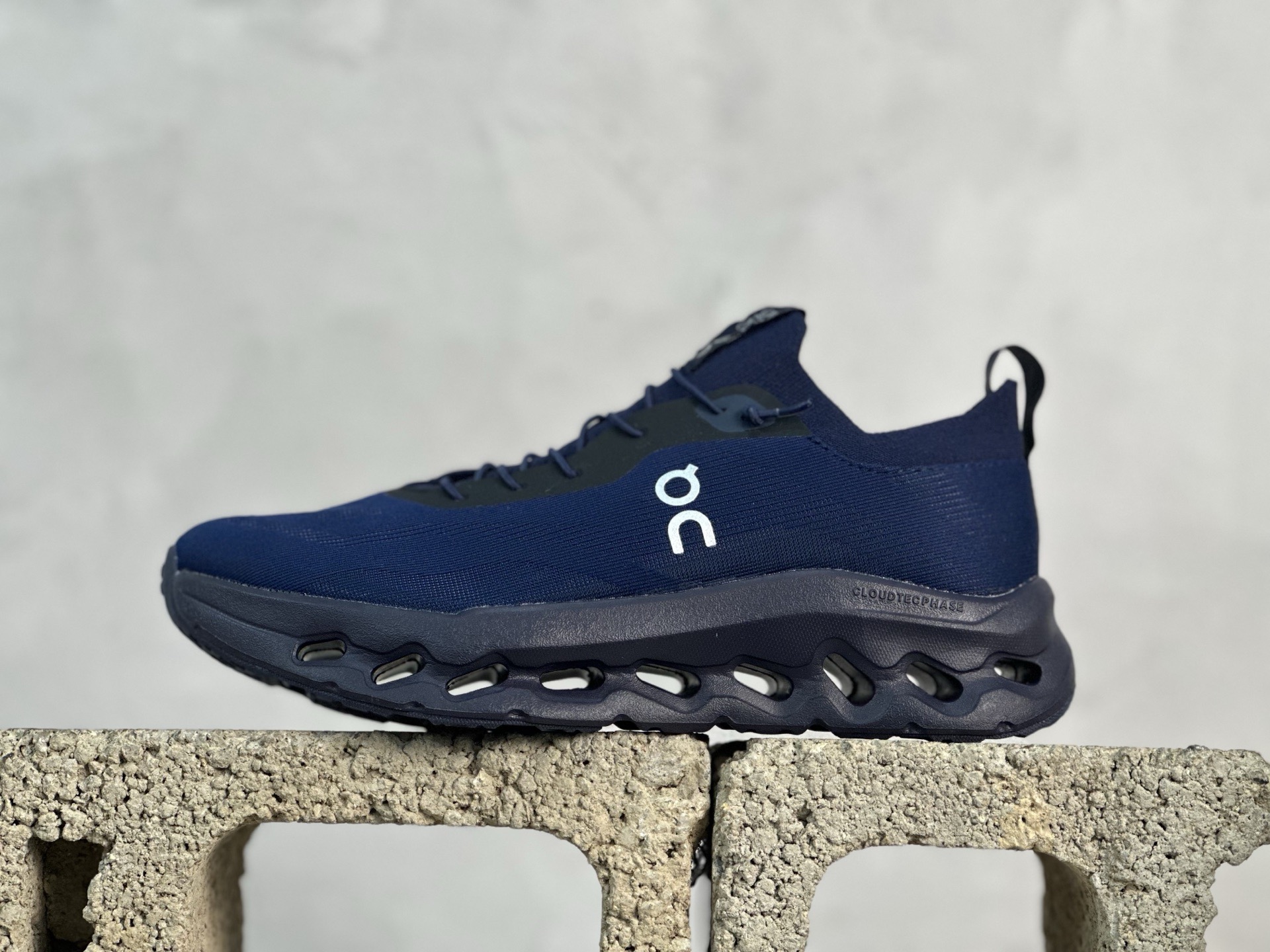 💰150 放店私
Loewe x On昂跑Cloudtilt 罗意威 联名轻量运动休闲鞋！杨幂同款，脚感很舒服，鞋底柔软且包裹性好，上脚显腿长，不用系鞋带很方便～ 不管休闲还是运动都很百搭。白色虽然不耐脏，但真的是最好看最显质感的颜色

尺码:36-45