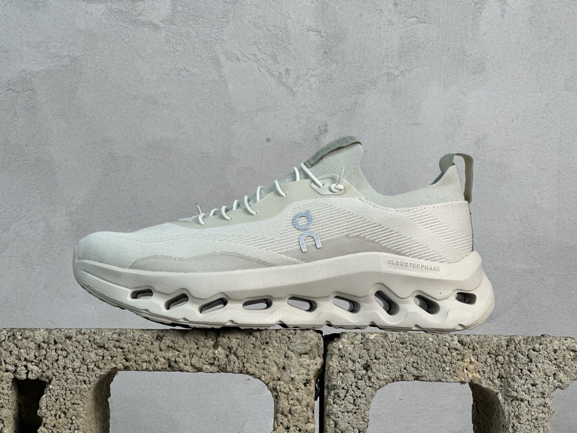 💰150 放店私
Loewe x On昂跑Cloudtilt 罗意威 联名轻量运动休闲鞋!杨幂同款,脚感很舒服,鞋底柔软且包裹性好,上脚显腿长,不用系鞋带很方便~ 不管休闲还是运动都很百搭。白色虽然不耐脏,但真的是最好看最显质感的颜色
尺码:36-45