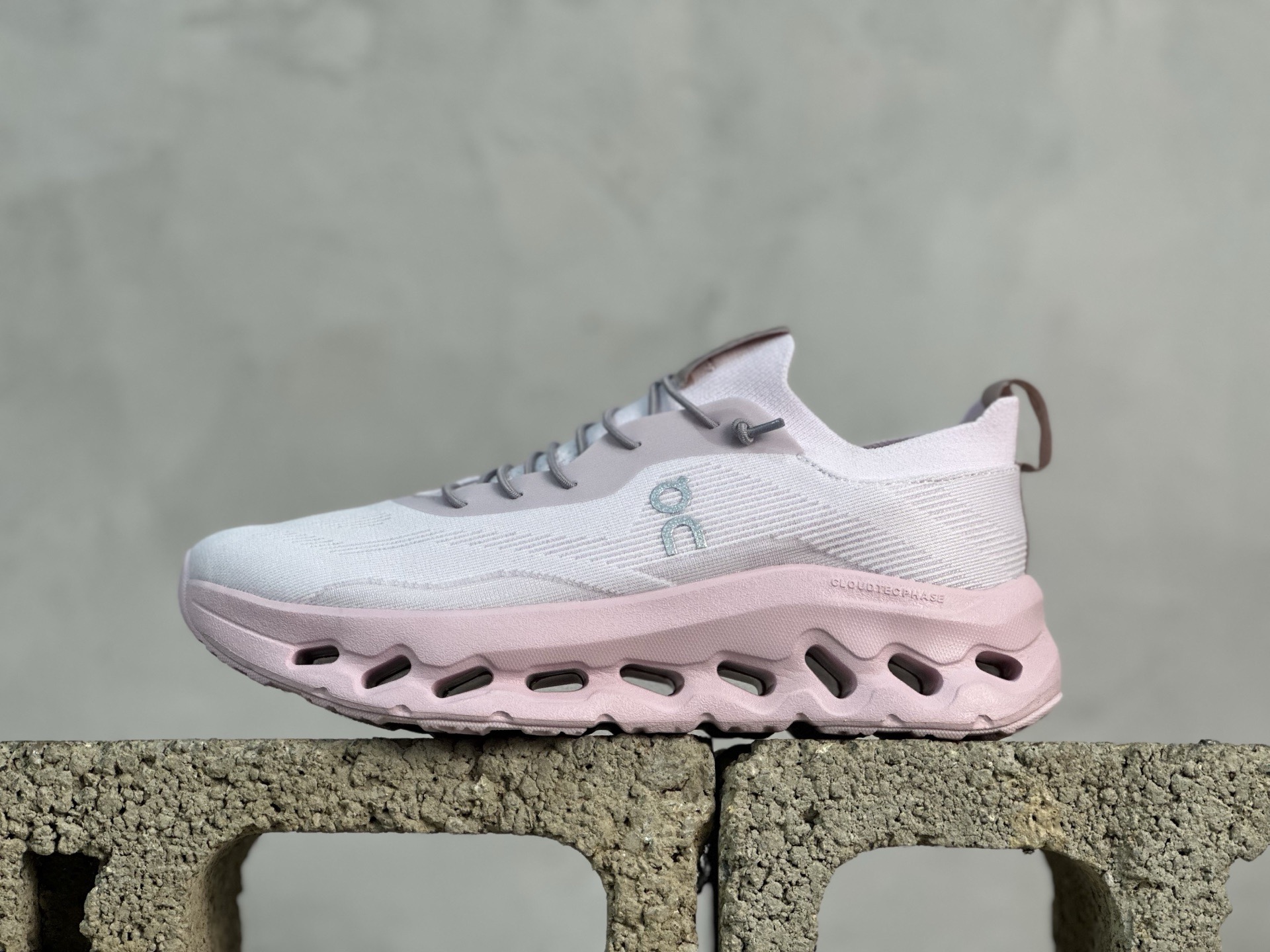 💰150 放店私
Loewe x On昂跑Cloudtilt 罗意威 联名轻量运动休闲鞋!杨幂同款,脚感很舒服,鞋底柔软且包裹性好,上脚显腿长,不用系鞋带很方便~ 不管休闲还是运动都很百搭。白色虽然不耐脏,但真的是最好看最显质感的颜色
尺码:36-45