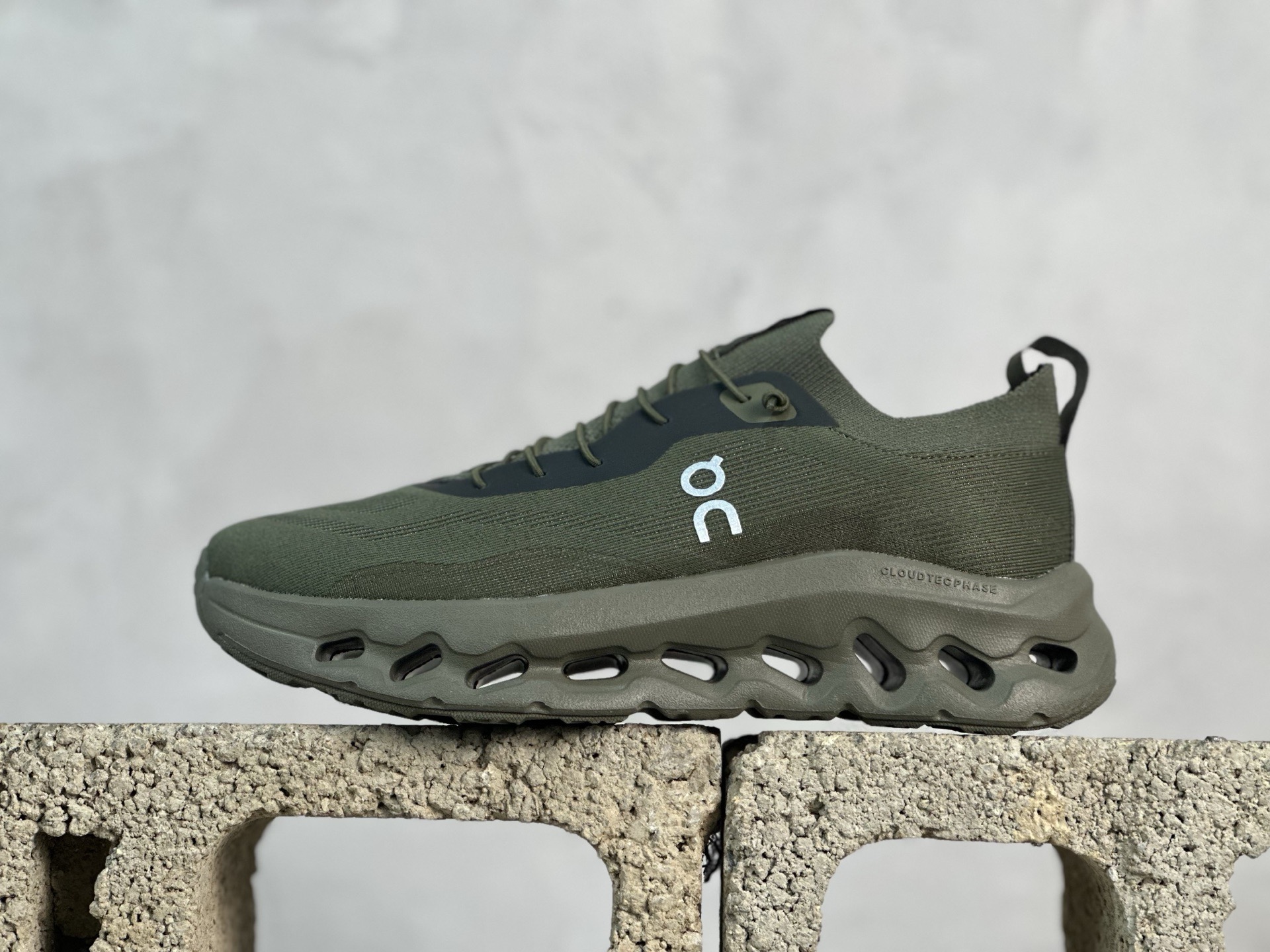 💰150 放店私
Loewe x On昂跑Cloudtilt 罗意威 联名轻量运动休闲鞋!杨幂同款,脚感很舒服,鞋底柔软且包裹性好,上脚显腿长,不用系鞋带很方便~ 不管休闲还是运动都很百搭。白色虽然不耐脏,但真的是最好看最显质感的颜色
尺码:36-45