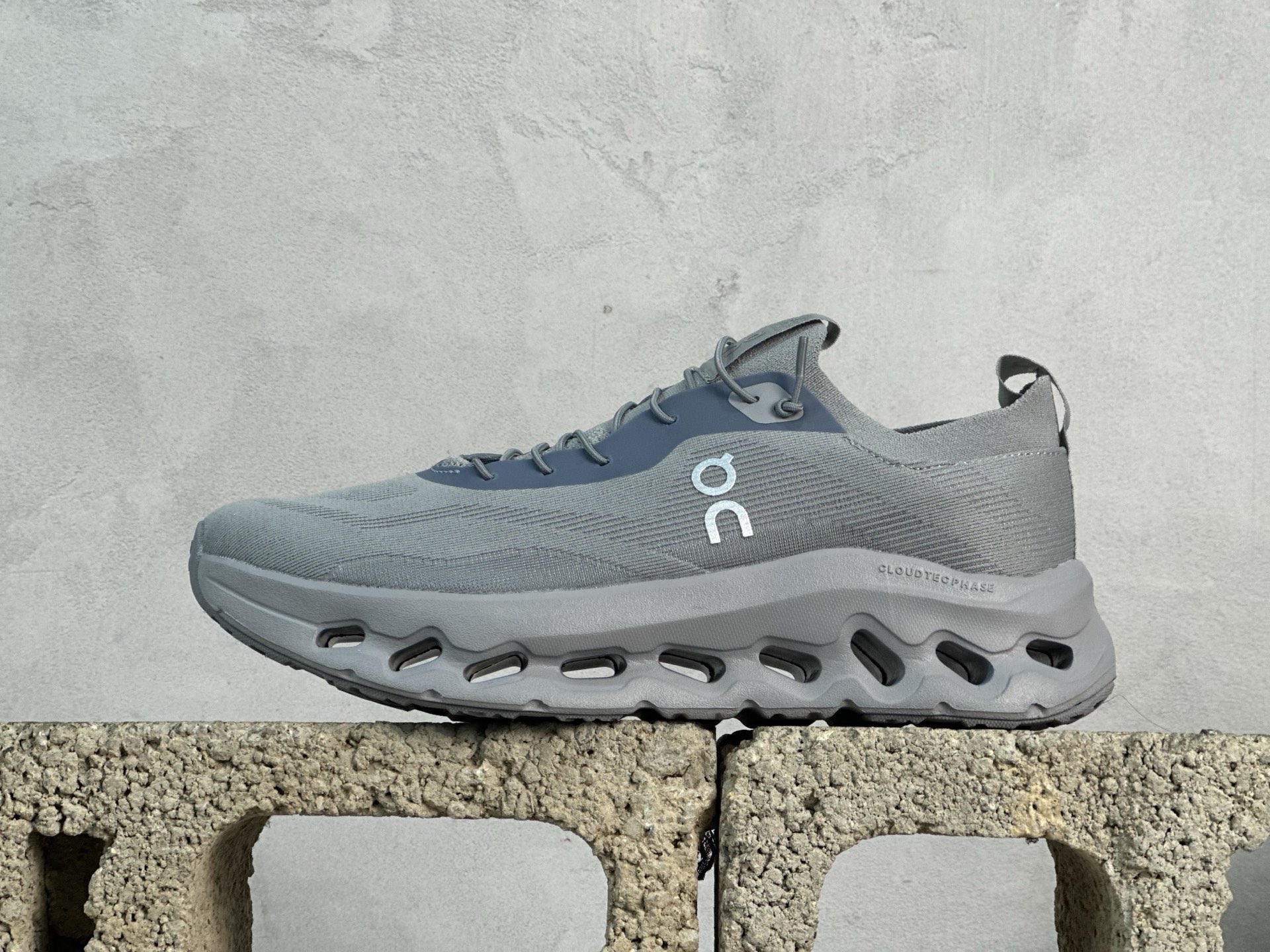 💰150 放店私
Loewe x On昂跑Cloudtilt 罗意威 联名轻量运动休闲鞋!杨幂同款,脚感很舒服,鞋底柔软且包裹性好,上脚显腿长,不用系鞋带很方便~ 不管休闲还是运动都很百搭。白色虽然不耐脏,但真的是最好看最显质感的颜色
尺码:36-45