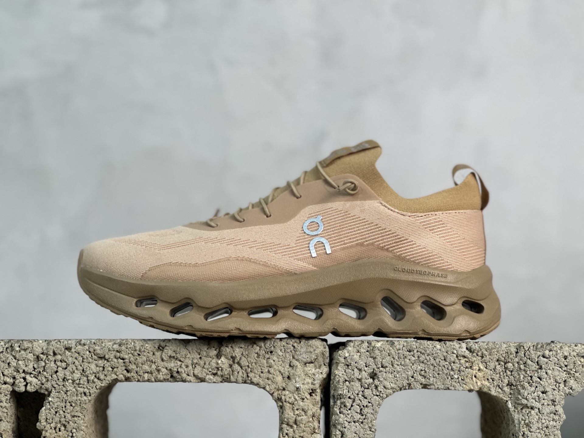 💰150 放店私
Loewe x On昂跑Cloudtilt 罗意威 联名轻量运动休闲鞋!杨幂同款,脚感很舒服,鞋底柔软且包裹性好,上脚显腿长,不用系鞋带很方便~ 不管休闲还是运动都很百搭。白色虽然不耐脏,但真的是最好看最显质感的颜色
尺码:36-45