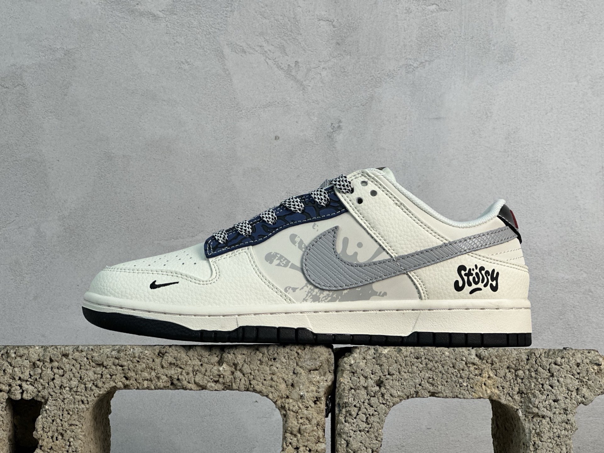 💰270 放店私 
Nike SB Dunk Low 斯图西联名 泼墨米白 周年高端定制 低帮休闲板鞋 XS6089-632
#定制鞋盒 大厂纯原品质出货 超高清洁度 皮料切割干净无任何毛边 细节完美 
尺码：36 36.5 37.5 38 38.5 39 40 40.5 41 42 42.5 43 44 44.5 45