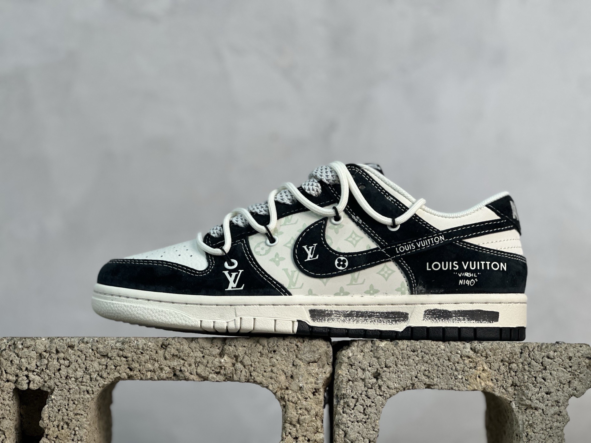 💰290 放店私 
Nike SB Dunk Low LV联名 黑涂鸦抽绳 周年高端定制 低帮休闲板鞋 CX5050-Y32
#定制鞋盒 大厂纯原品质出货 超高清洁度 皮料切割干净无任何毛边 细节完美 
尺码：36 36.5 37.5 38 38.5 39 40 40.5 41 42 42.5 43 44 44.5 45