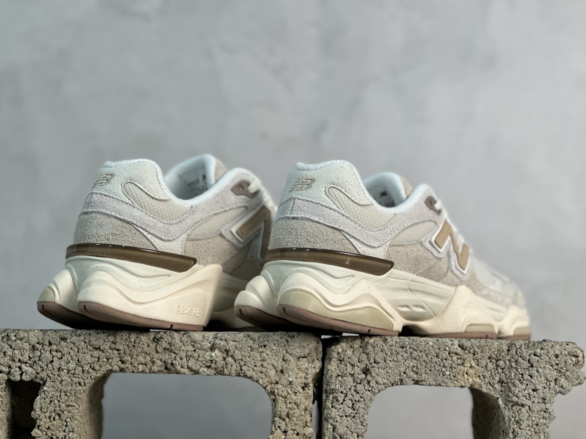 💰210 放店私 
New Balance NB9060系列 复古休闲运动慢跑鞋 U9060CCB
#鞋款灵感源自设计师本人对夏日的怀日回忆。鞋面大身由空间双格及磨砂鞋面拼接而生，配以柔和、温暖的粉橘色调，夏日氛围拉满
#采用大面积网眼以及麂皮材质覆盖鞋身，还原经典气质。搭载ABZORB避震科技，由泡沫聚酯制成，上脚可以有效减少由鞋底反弹对身体及双腿的冲击力
尺码：36 37 37.5 38 38.5 39 40 40.5 41 42 42.5 43 44 45