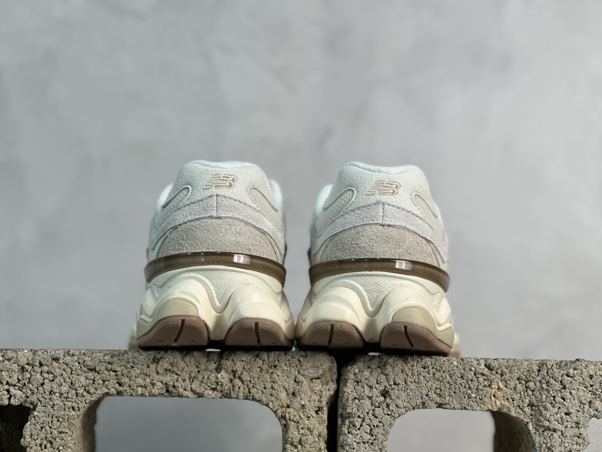 💰210 放店私 
New Balance NB9060系列 复古休闲运动慢跑鞋 U9060CCB
#鞋款灵感源自设计师本人对夏日的怀日回忆。鞋面大身由空间双格及磨砂鞋面拼接而生，配以柔和、温暖的粉橘色调，夏日氛围拉满
#采用大面积网眼以及麂皮材质覆盖鞋身，还原经典气质。搭载ABZORB避震科技，由泡沫聚酯制成，上脚可以有效减少由鞋底反弹对身体及双腿的冲击力
尺码：36 37 37.5 38 38.5 39 40 40.5 41 42 42.5 43 44 45