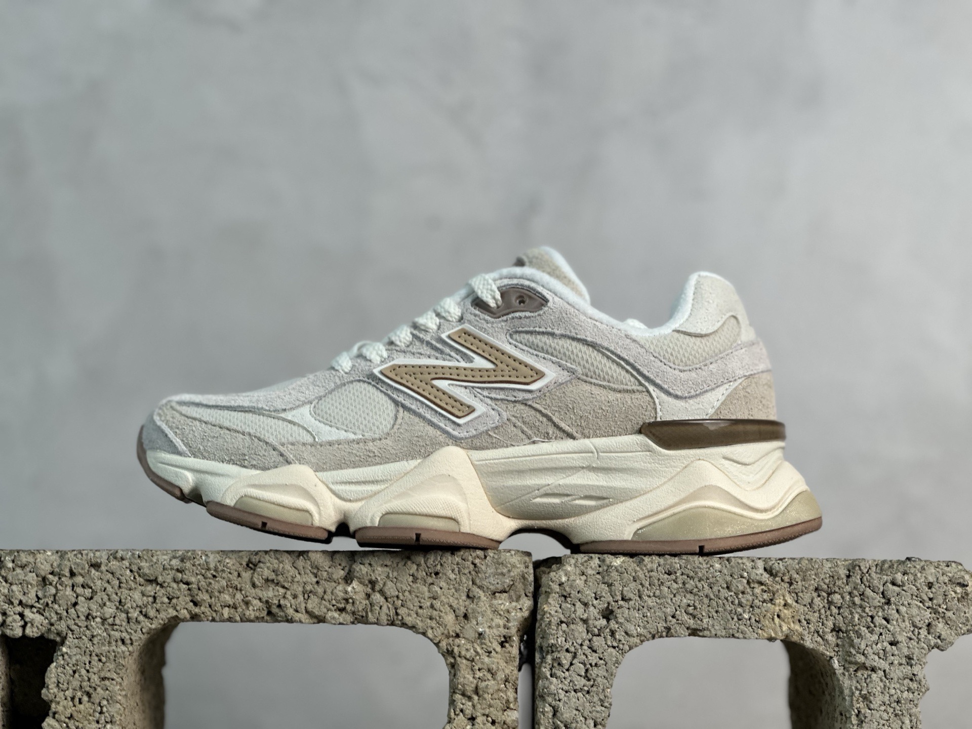 💰210 放店私 
New Balance NB9060系列 复古休闲运动慢跑鞋 U9060CCB
#鞋款灵感源自设计师本人对夏日的怀日回忆。鞋面大身由空间双格及磨砂鞋面拼接而生，配以柔和、温暖的粉橘色调，夏日氛围拉满
#采用大面积网眼以及麂皮材质覆盖鞋身，还原经典气质。搭载ABZORB避震科技，由泡沫聚酯制成，上脚可以有效减少由鞋底反弹对身体及双腿的冲击力
尺码：36 37 37.5 38 38.5 39 40 40.5 41 42 42.5 43 44 45