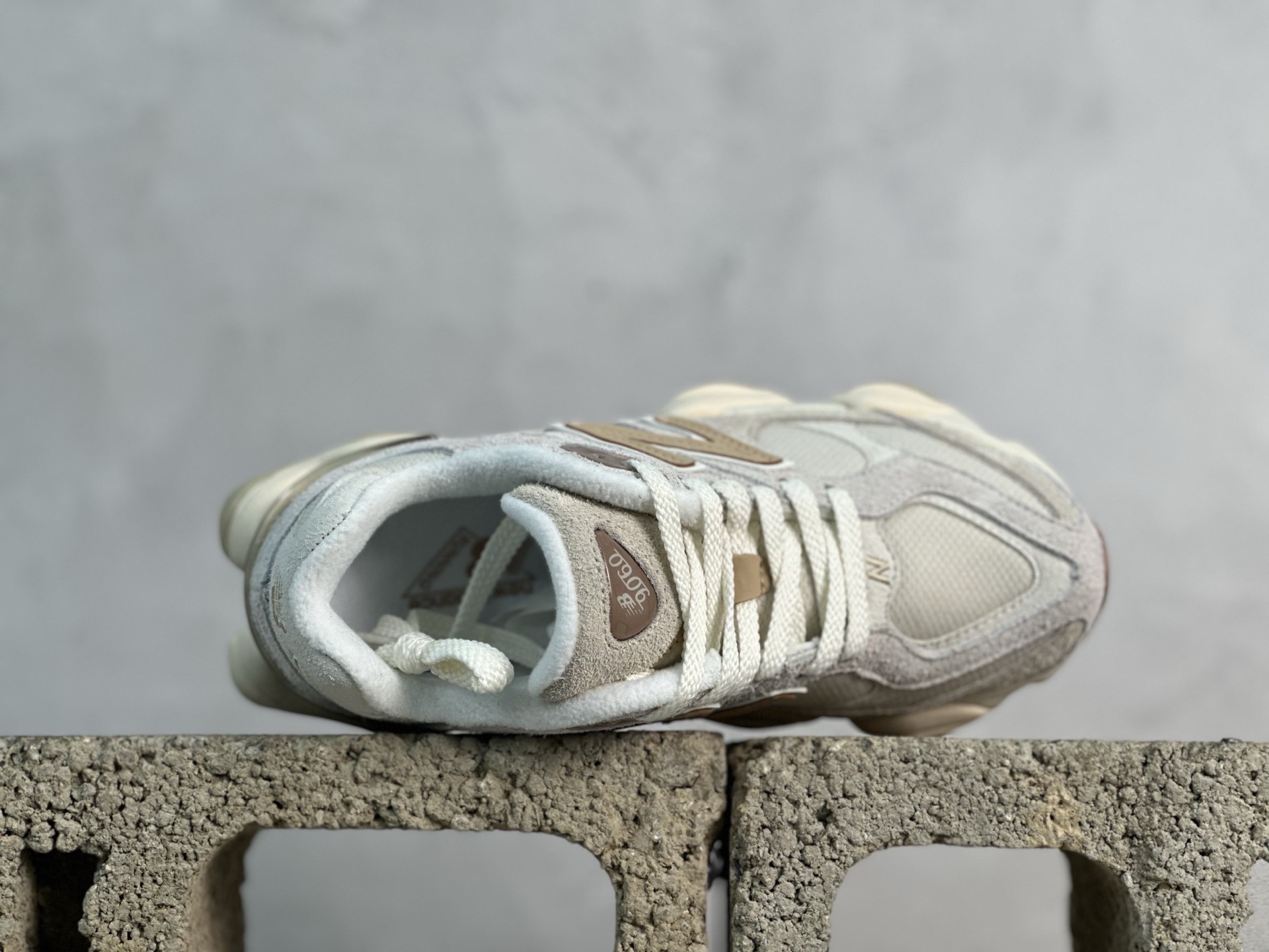 💰210 放店私 
New Balance NB9060系列 复古休闲运动慢跑鞋 U9060CCB
#鞋款灵感源自设计师本人对夏日的怀日回忆。鞋面大身由空间双格及磨砂鞋面拼接而生，配以柔和、温暖的粉橘色调，夏日氛围拉满
#采用大面积网眼以及麂皮材质覆盖鞋身，还原经典气质。搭载ABZORB避震科技，由泡沫聚酯制成，上脚可以有效减少由鞋底反弹对身体及双腿的冲击力
尺码：36 37 37.5 38 38.5 39 40 40.5 41 42 42.5 43 44 45