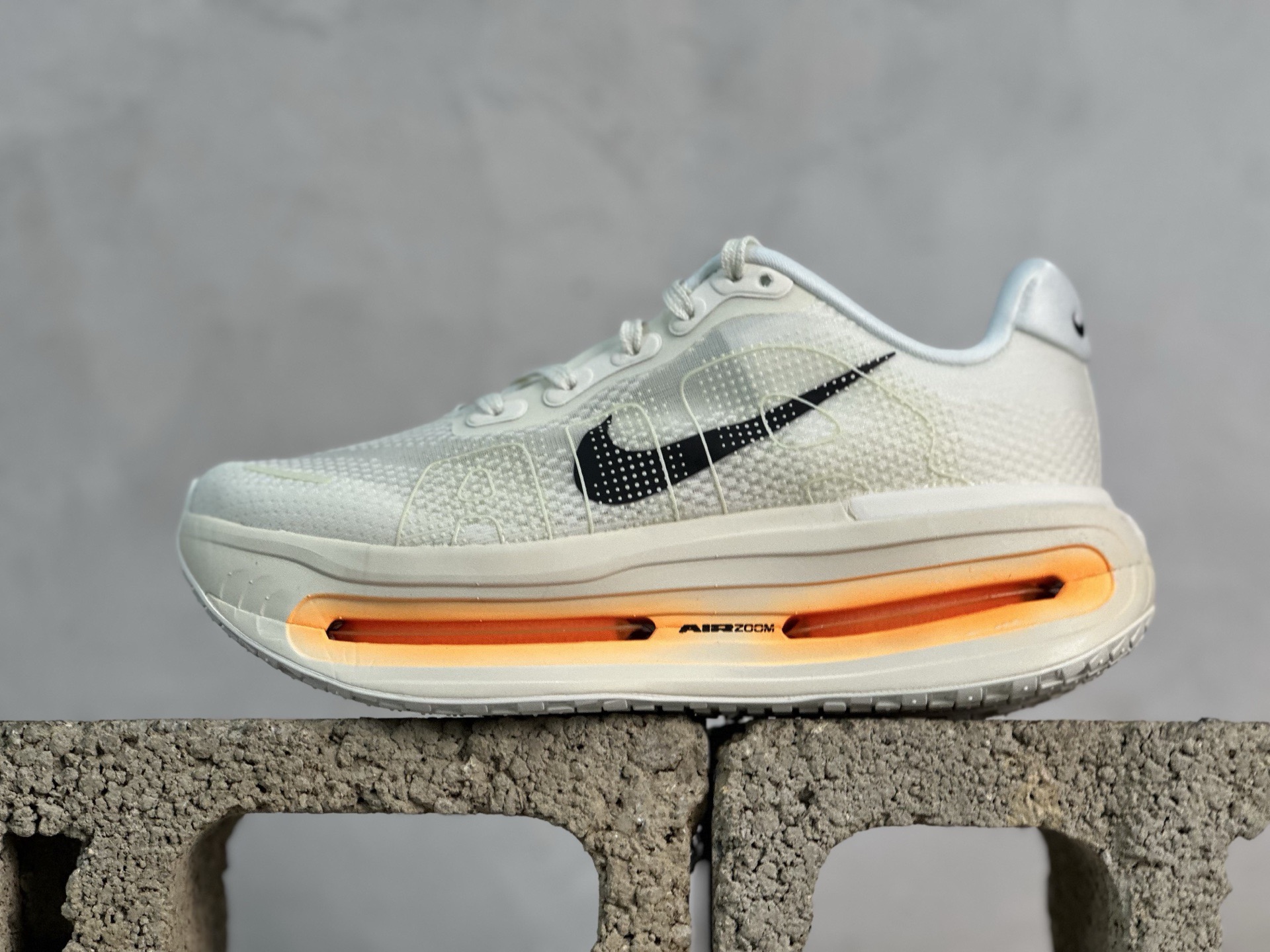 DIY 放店私 NIKE VOMERO PREMIUM全掌气垫缓震网面运动跑鞋S2纯原生产线出品Nike 运用 Air技术专利,推出 Nike Pegasus Premium,沿用经典 Pegasus 系列产品深受跑者喜爱的缓震功能,并配置 Nike 首款可见式塑形 Air Zoom 气垫. 全掌可见的AirZoom首次在Pegasus系列中出现,模仿了Vaporfly的碳板曲线,增强了跑步时的流畅过渡. 货号:IQ4035-100 (半)